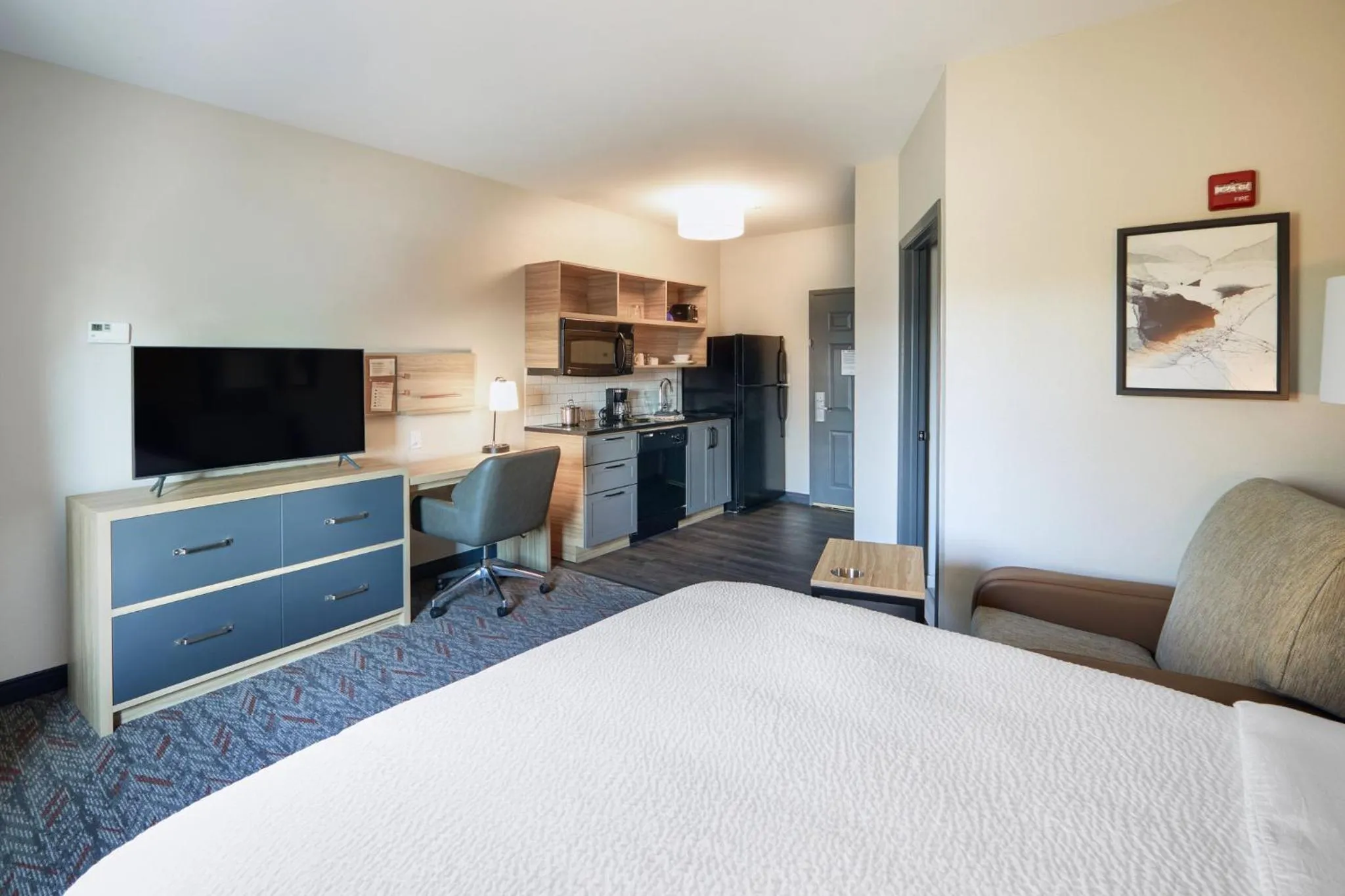 Photo of the whole room, Bed in Candlewood Suites Hot Springs by IHG