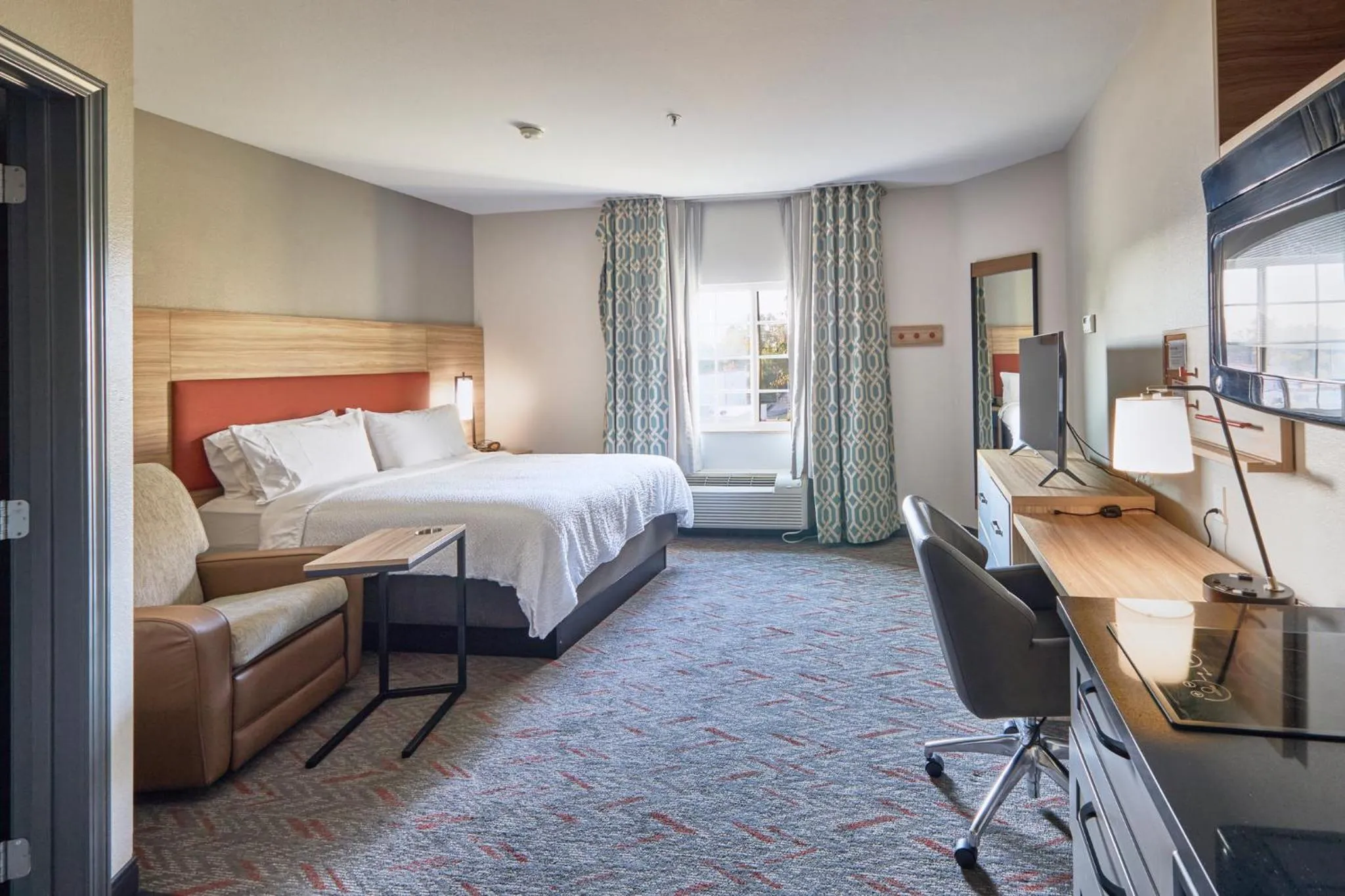Photo of the whole room, Bed in Candlewood Suites Hot Springs by IHG