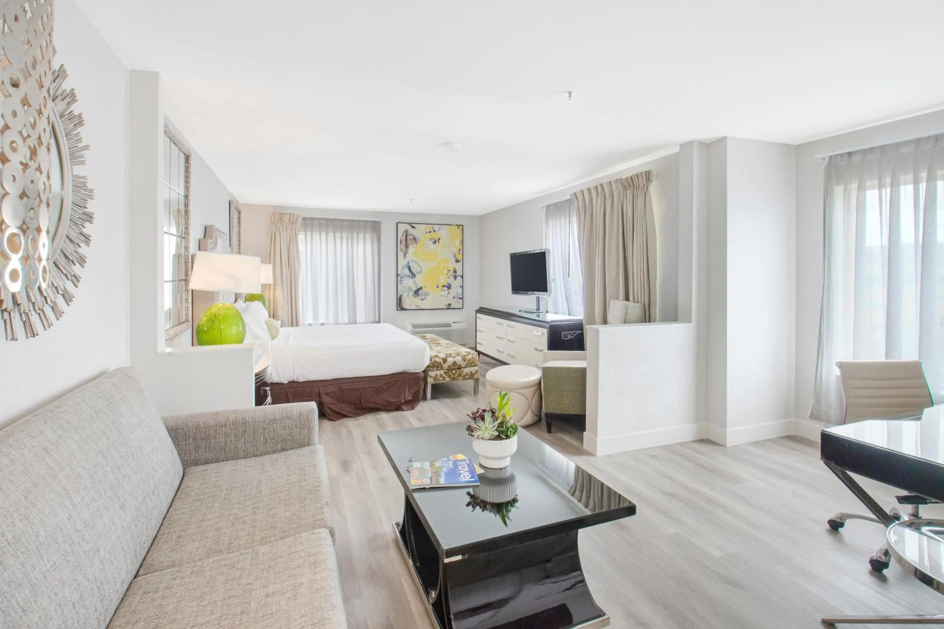 Photo of the whole room, Bed in Elkotel