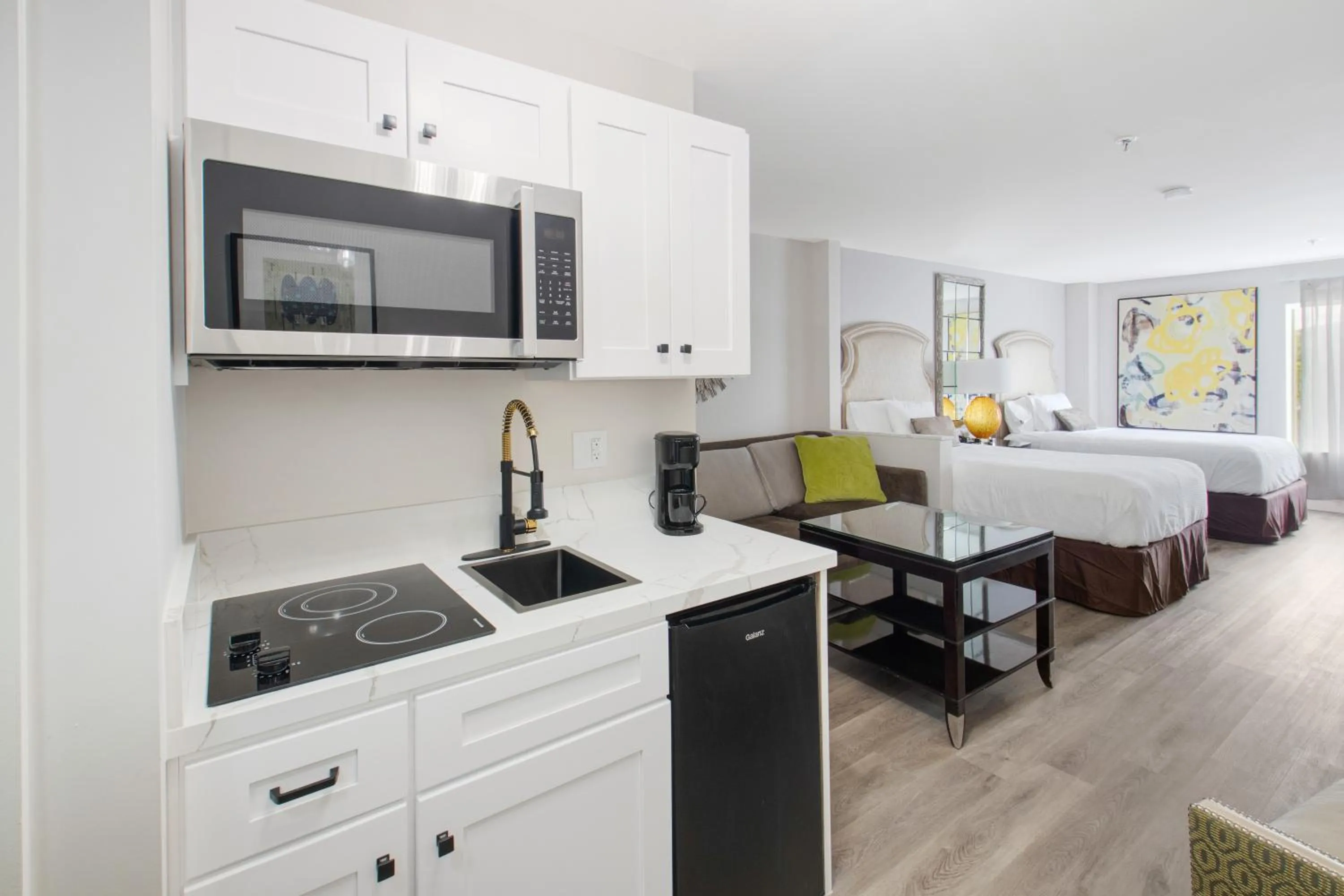 Kitchen or kitchenette, Bed in Elkotel