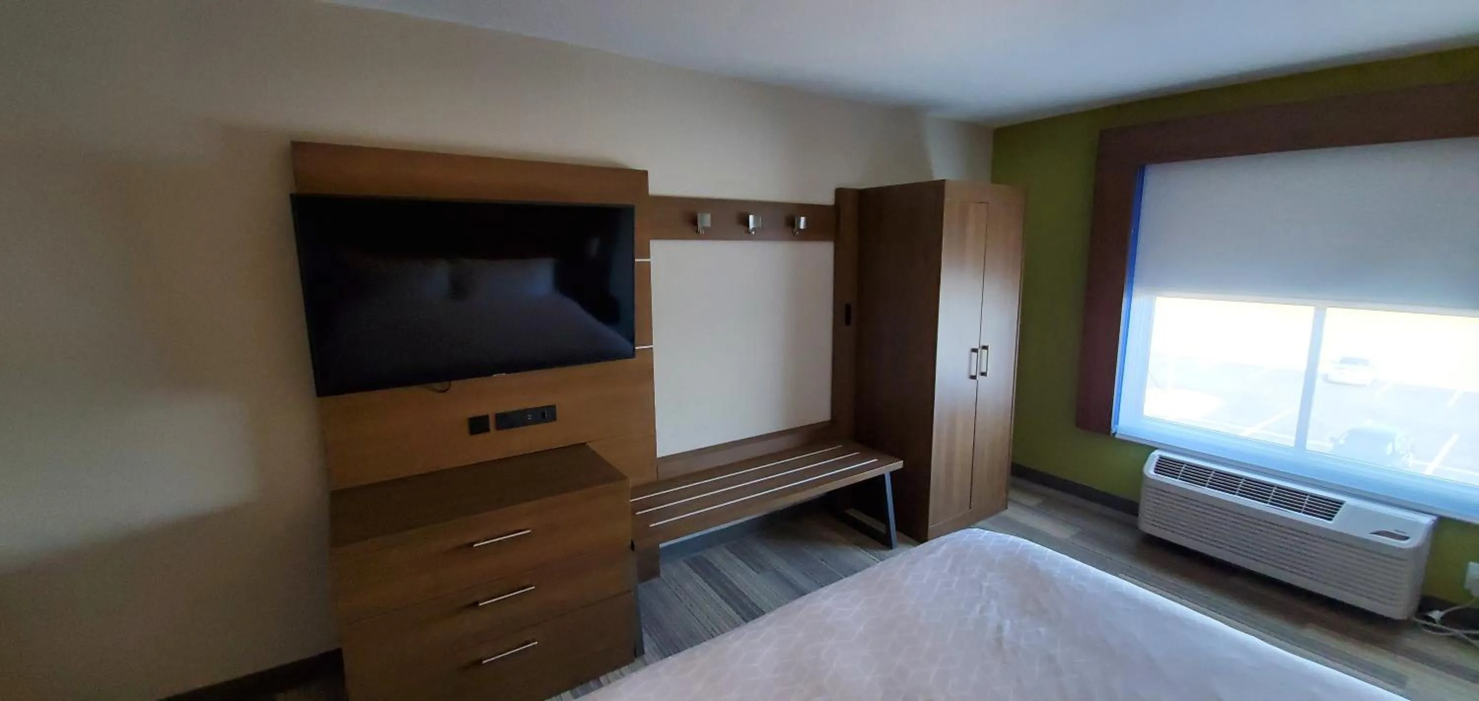 Photo of the whole room, Bed in Holiday Inn Express Hotel & Suites Kinston by IHG