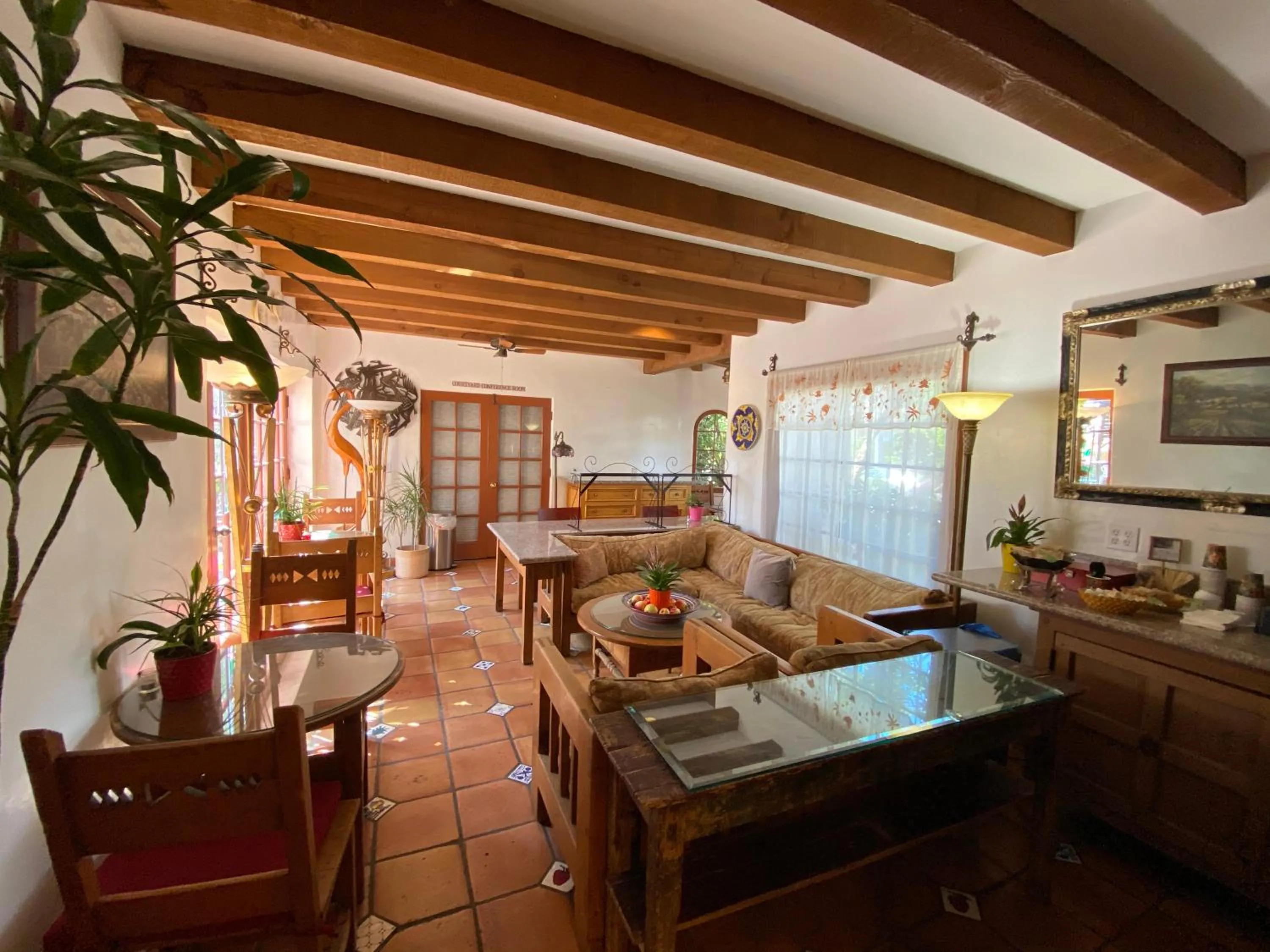 Dining area in Villa Rosa Inn