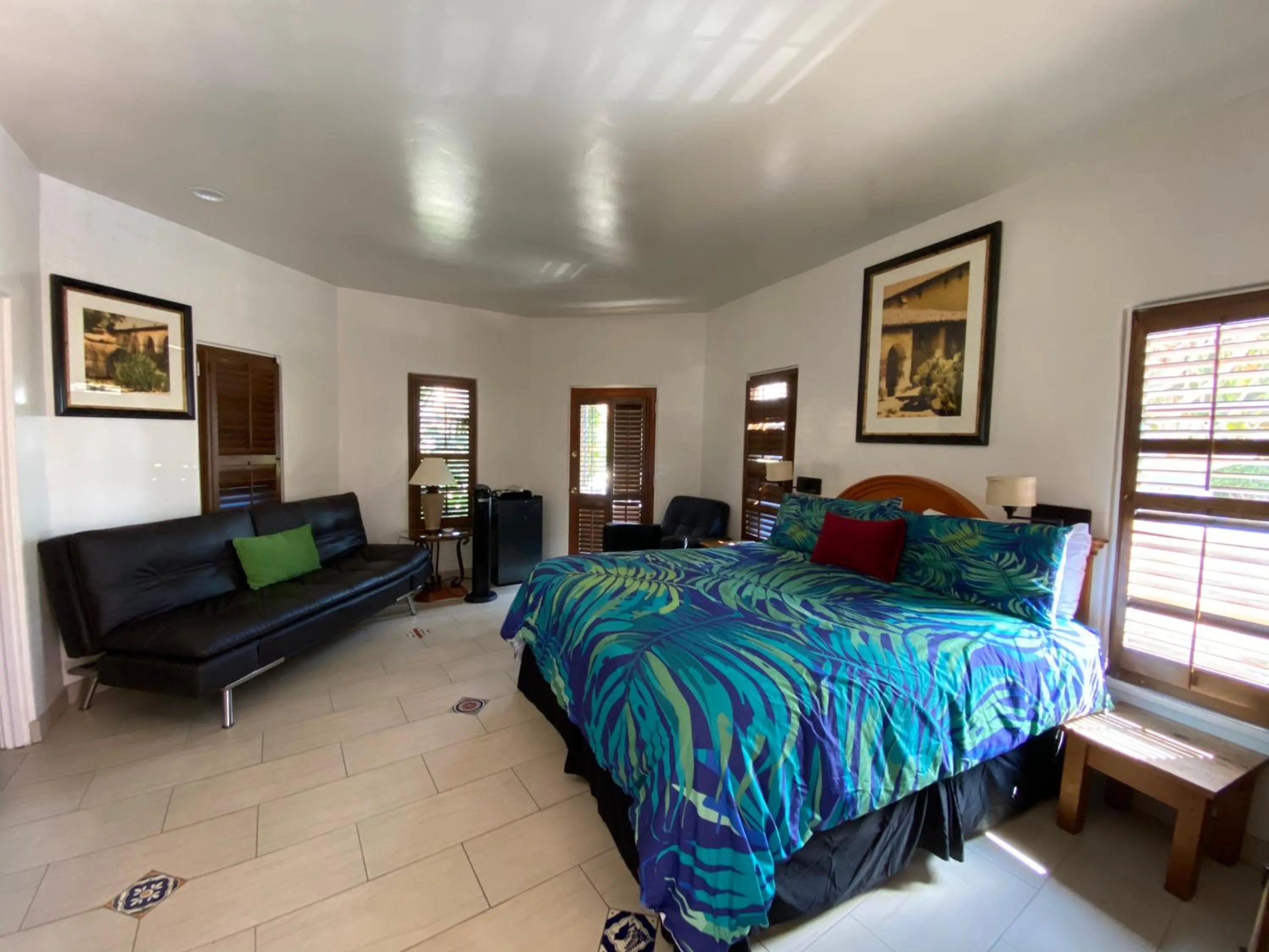 Bed in Villa Rosa Inn