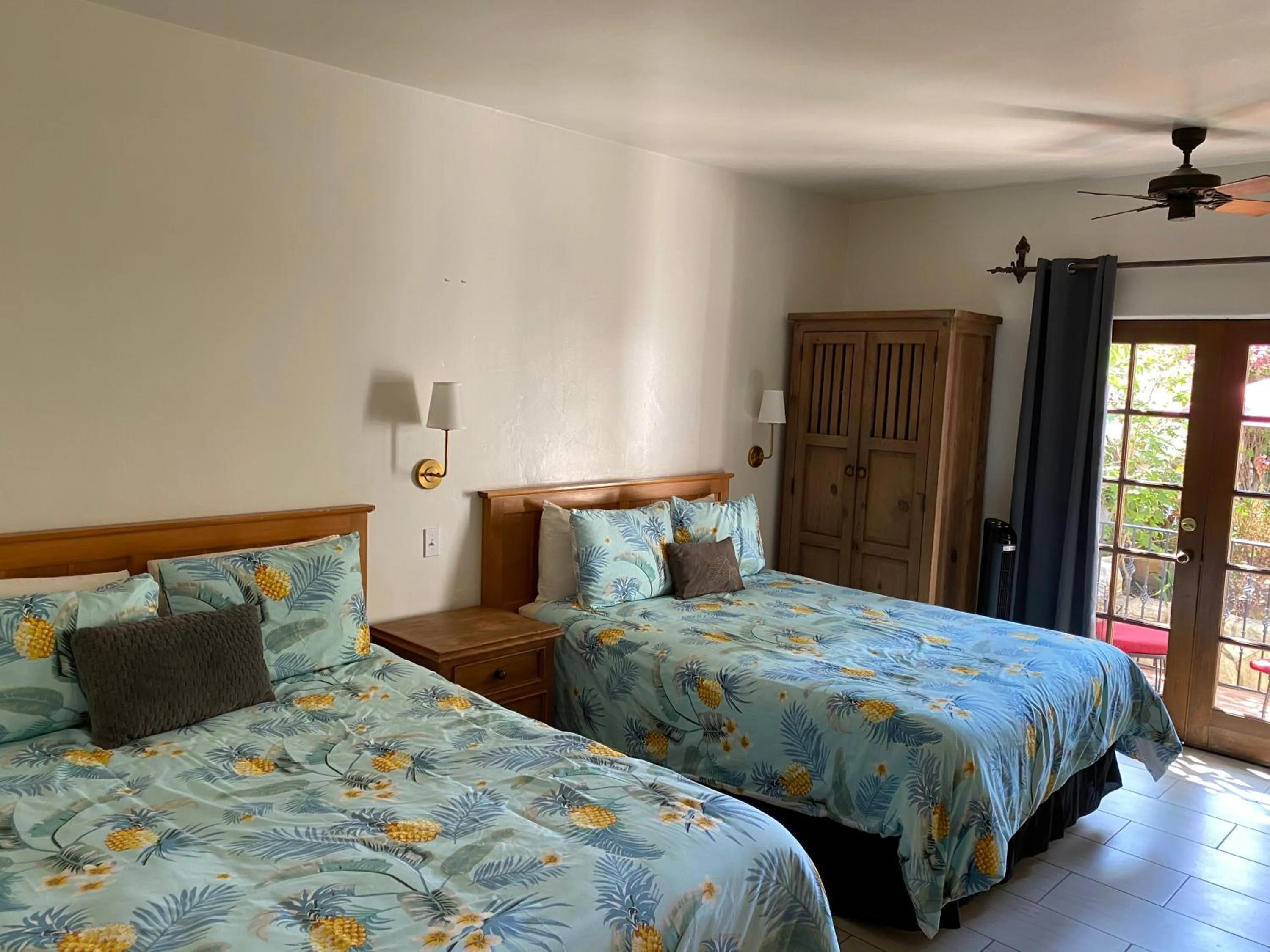 Bed in Villa Rosa Inn