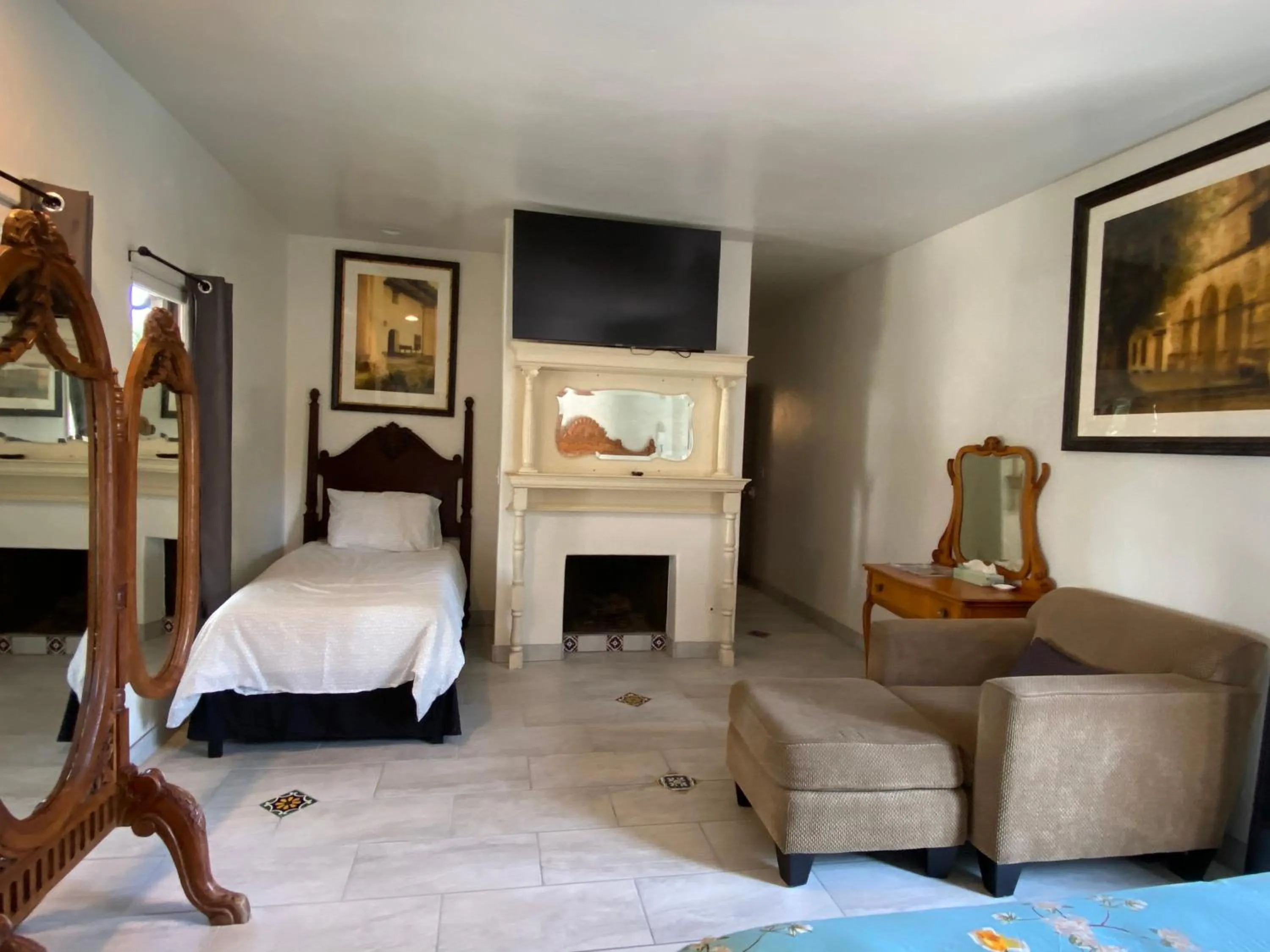 Bed in Villa Rosa Inn