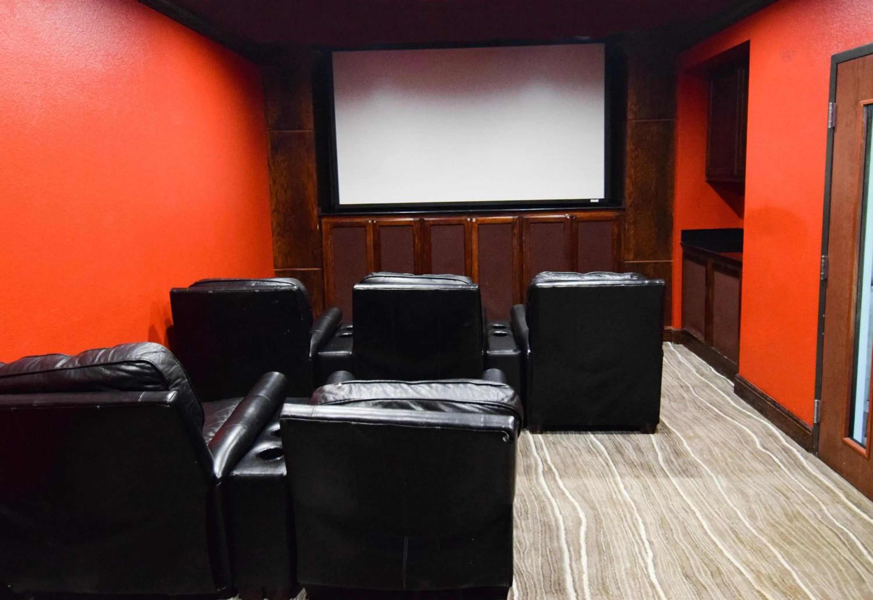 Communal lounge/ TV room in Staybridge Suites Hot Springs by IHG