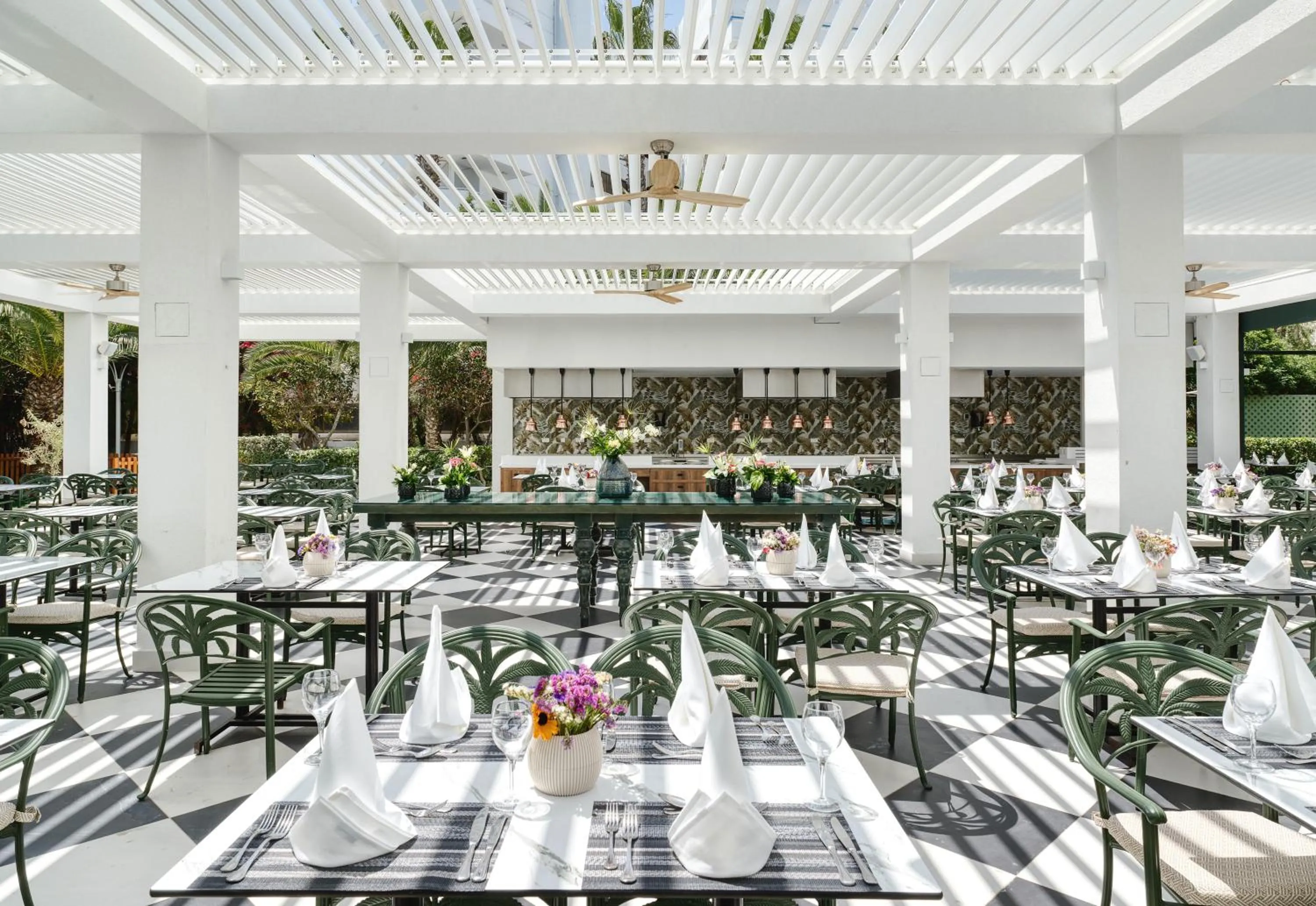 Restaurant/places to eat in The GrandResort - Limited Edition by Leonardo Hotels