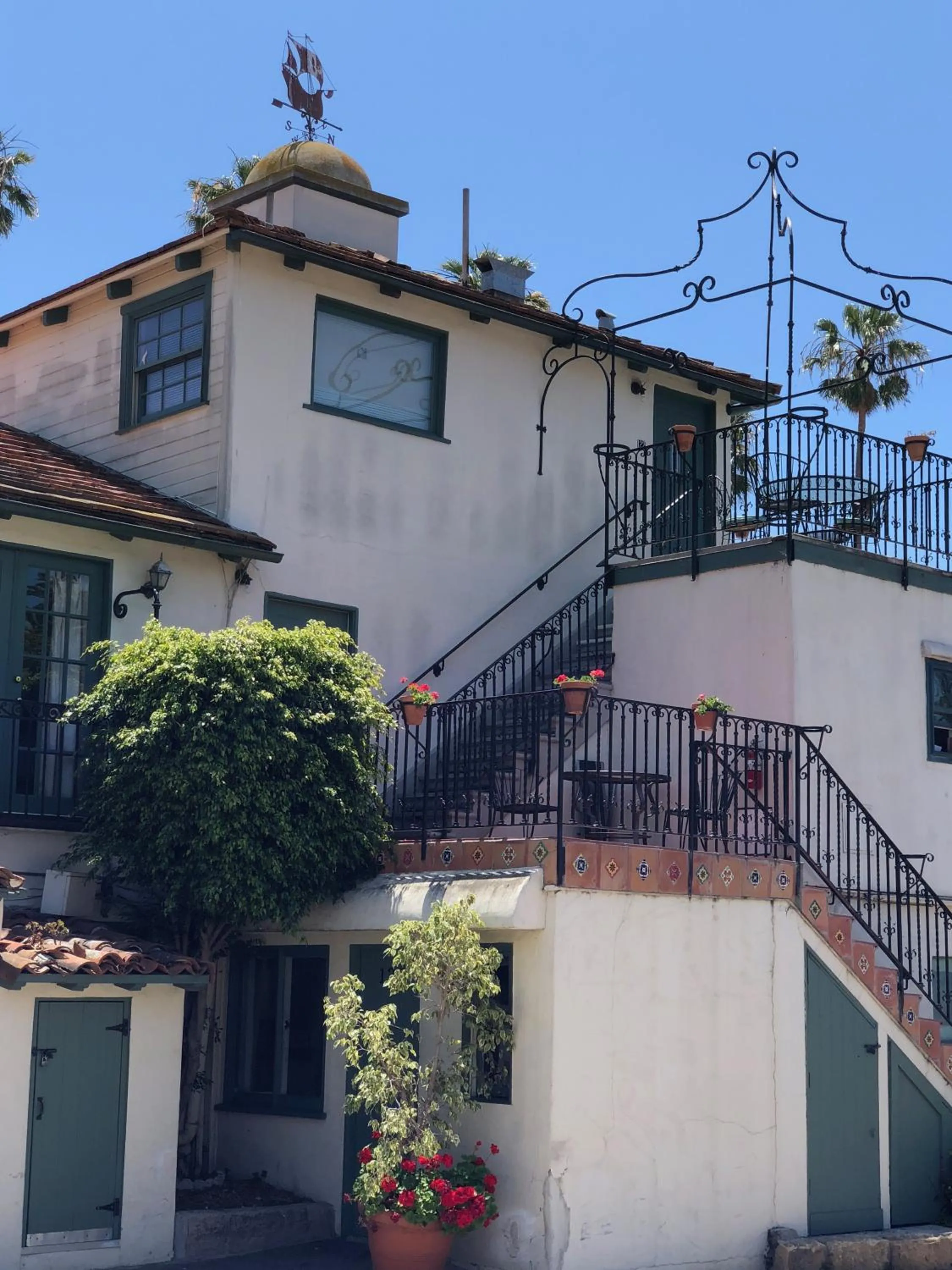 Property building in Ala Mar by the Sea