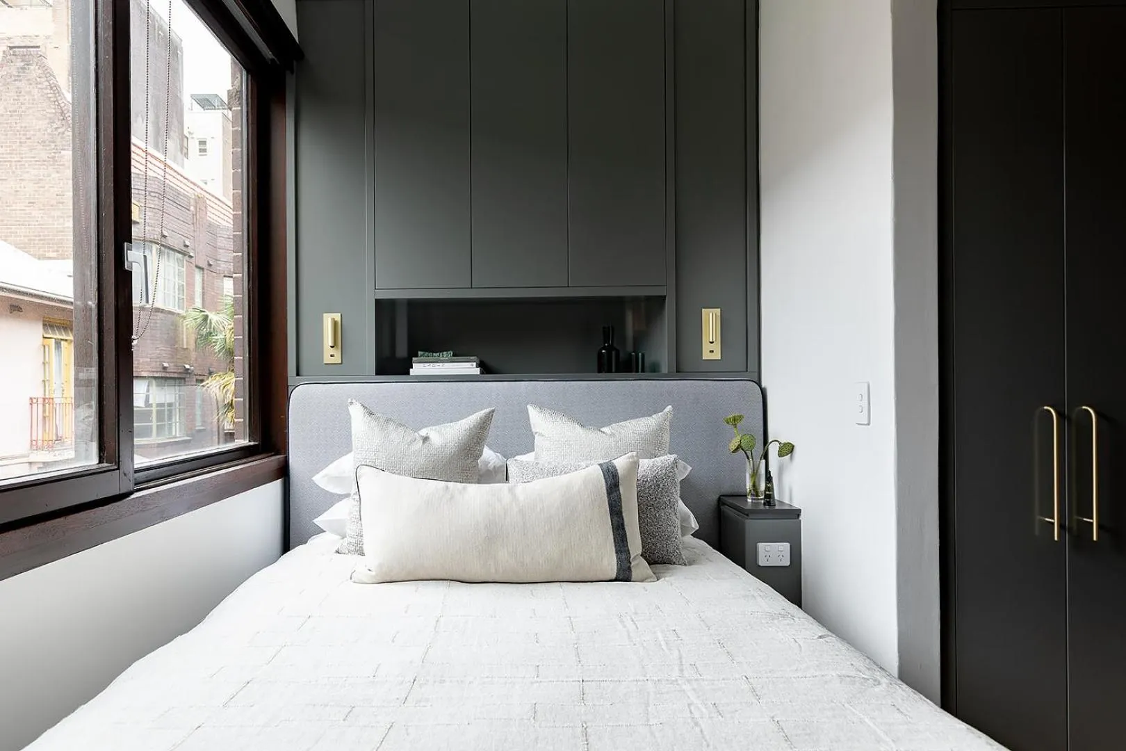 Bedroom, Bed in Regents Court Sydney