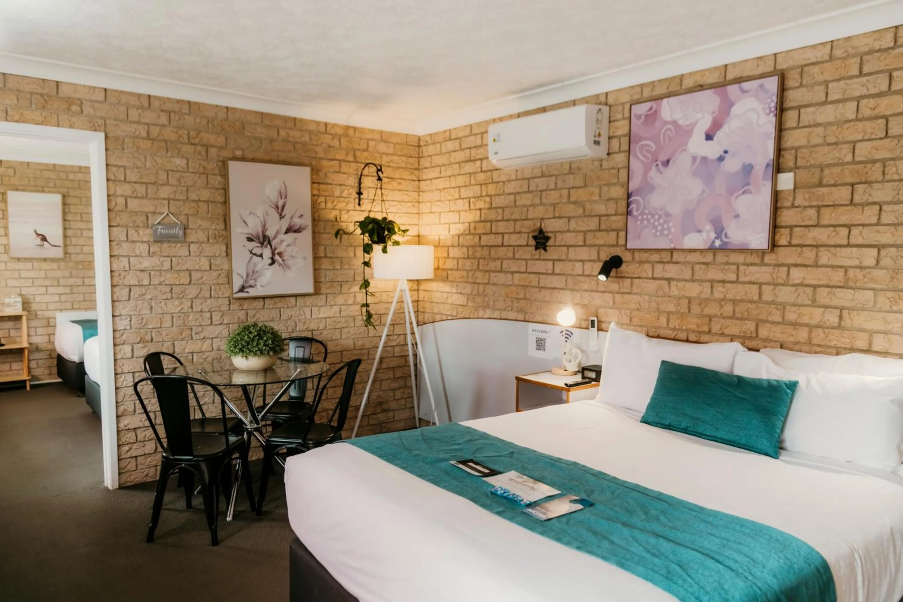 Bed in Kennedy Drive Boutique Motel - Close To City Centre & Airport