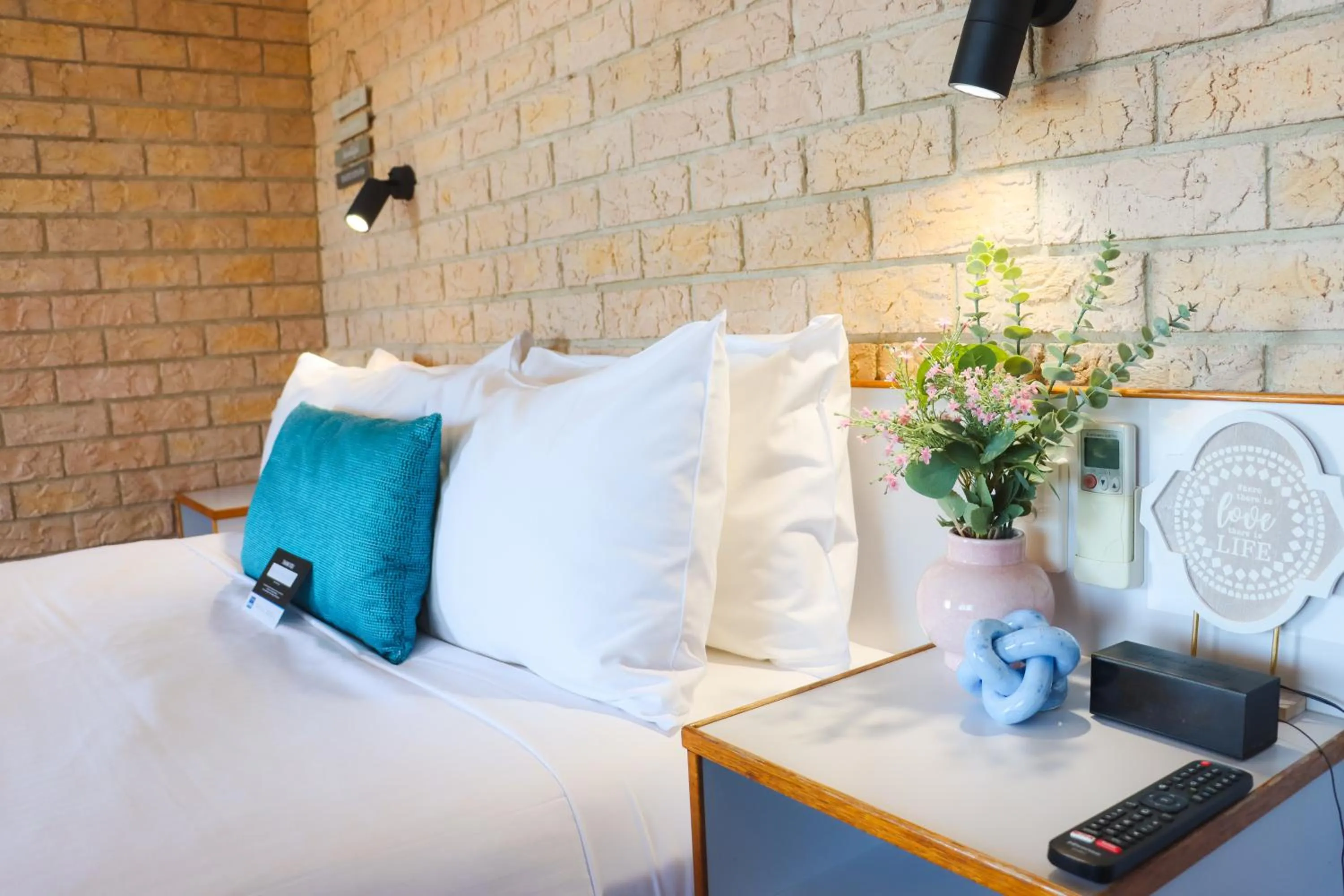 Bed in Kennedy Drive Boutique Motel - Close To City Centre & Airport