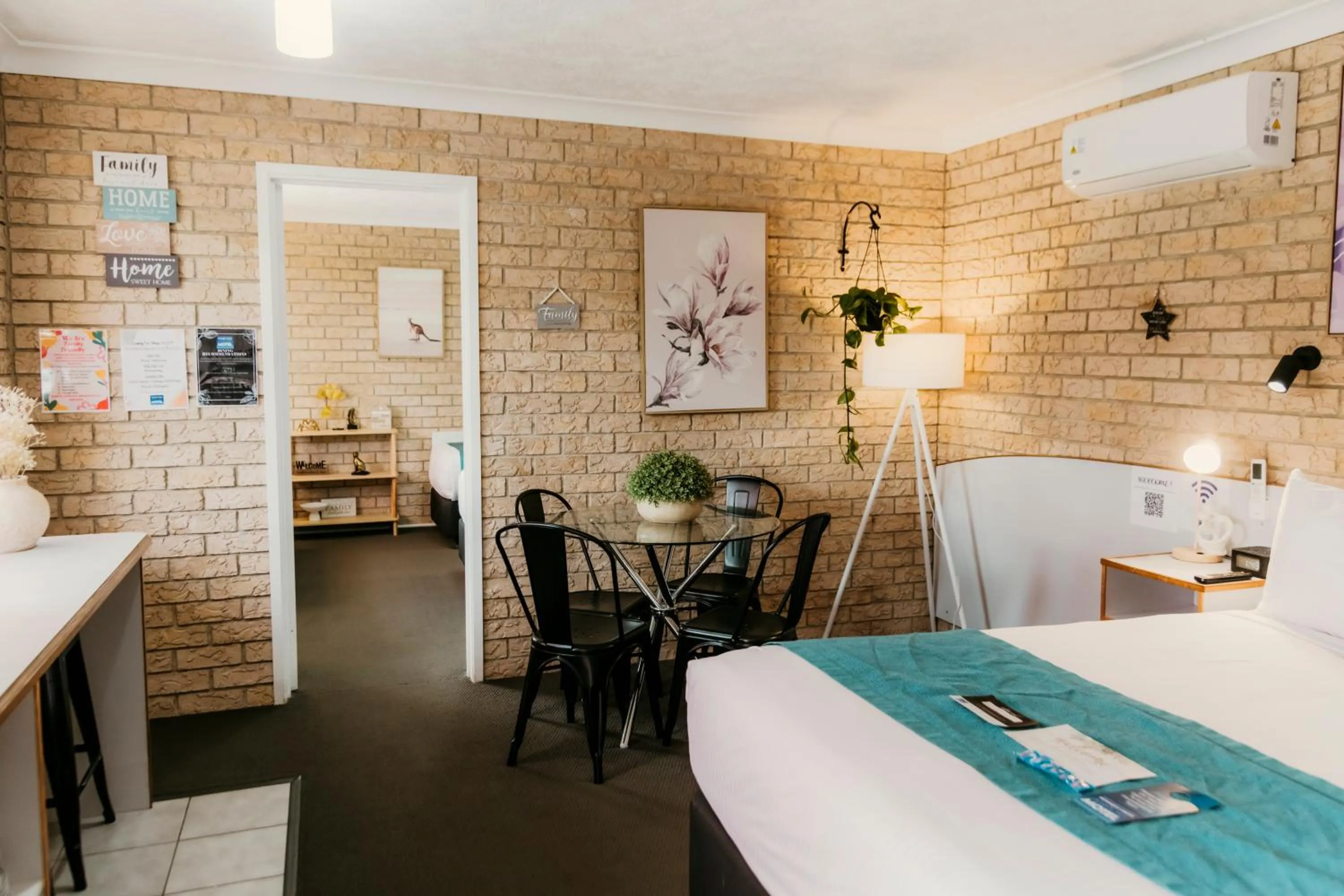 Bed in Kennedy Drive Boutique Motel - Close To City Centre & Airport