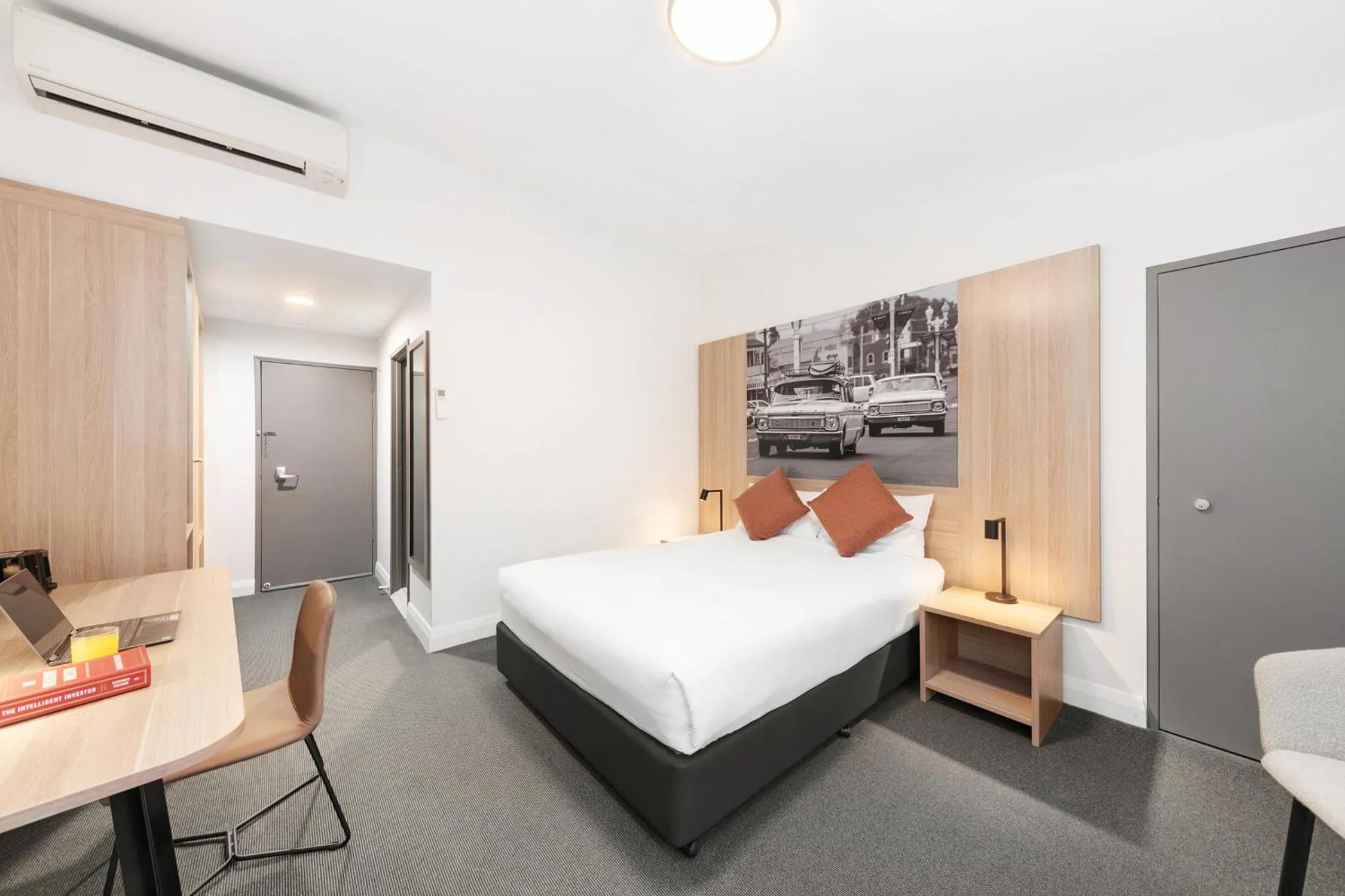 Photo of the whole room, Bed in Littomore Hotel on Stewart, Bathurst