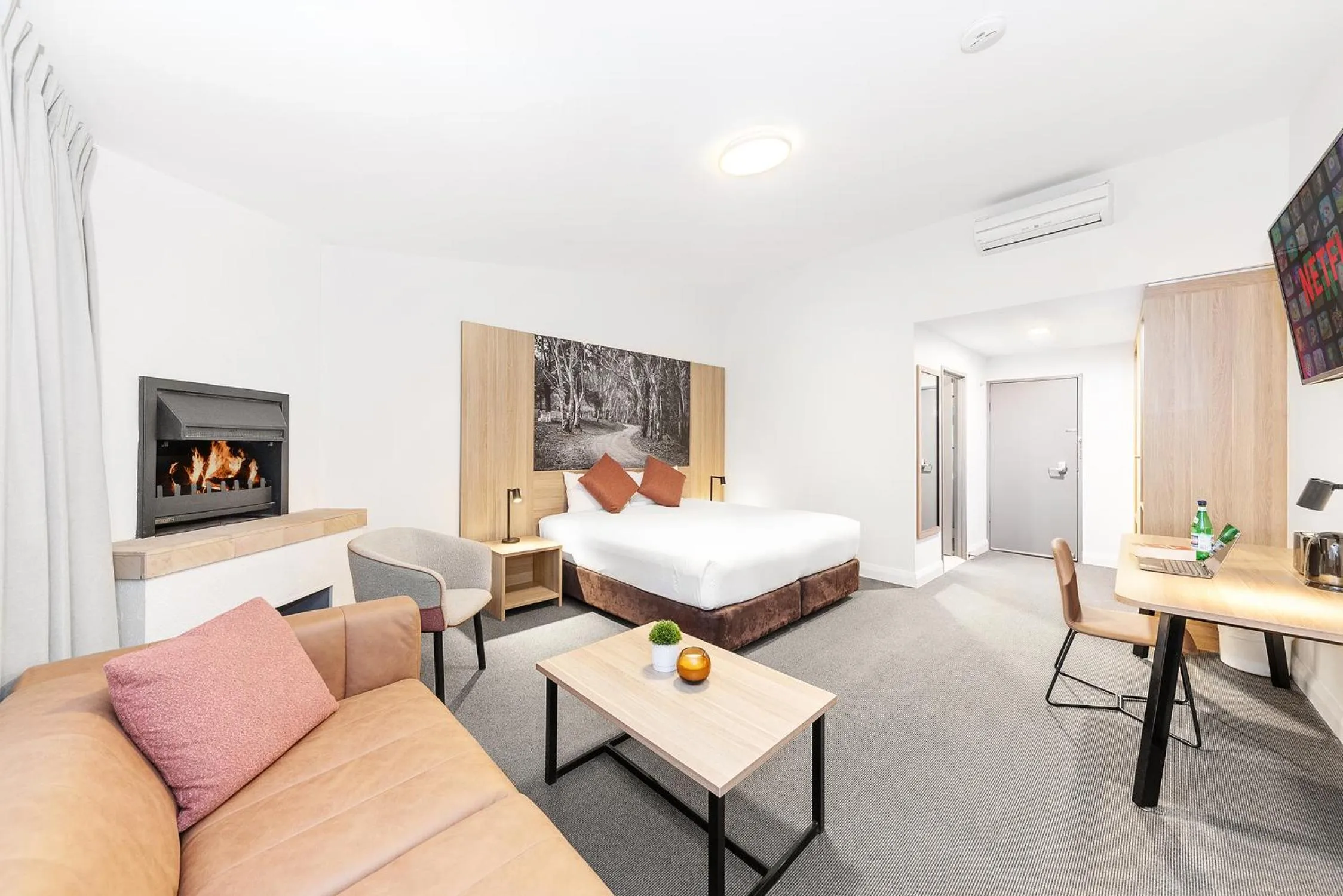 Photo of the whole room, Bed in Littomore Hotel on Stewart, Bathurst