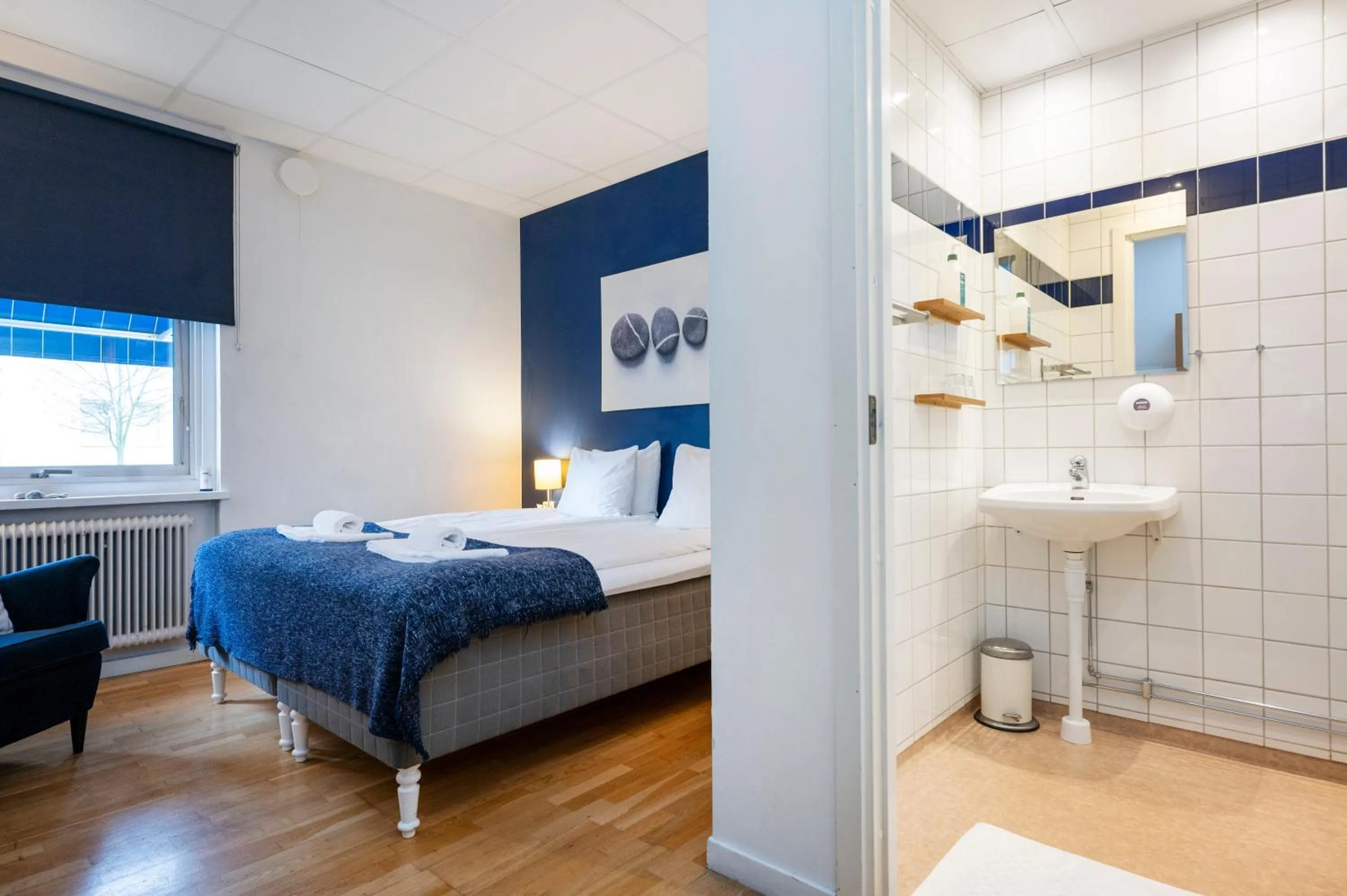 Bathroom, Bed in Port Hotel