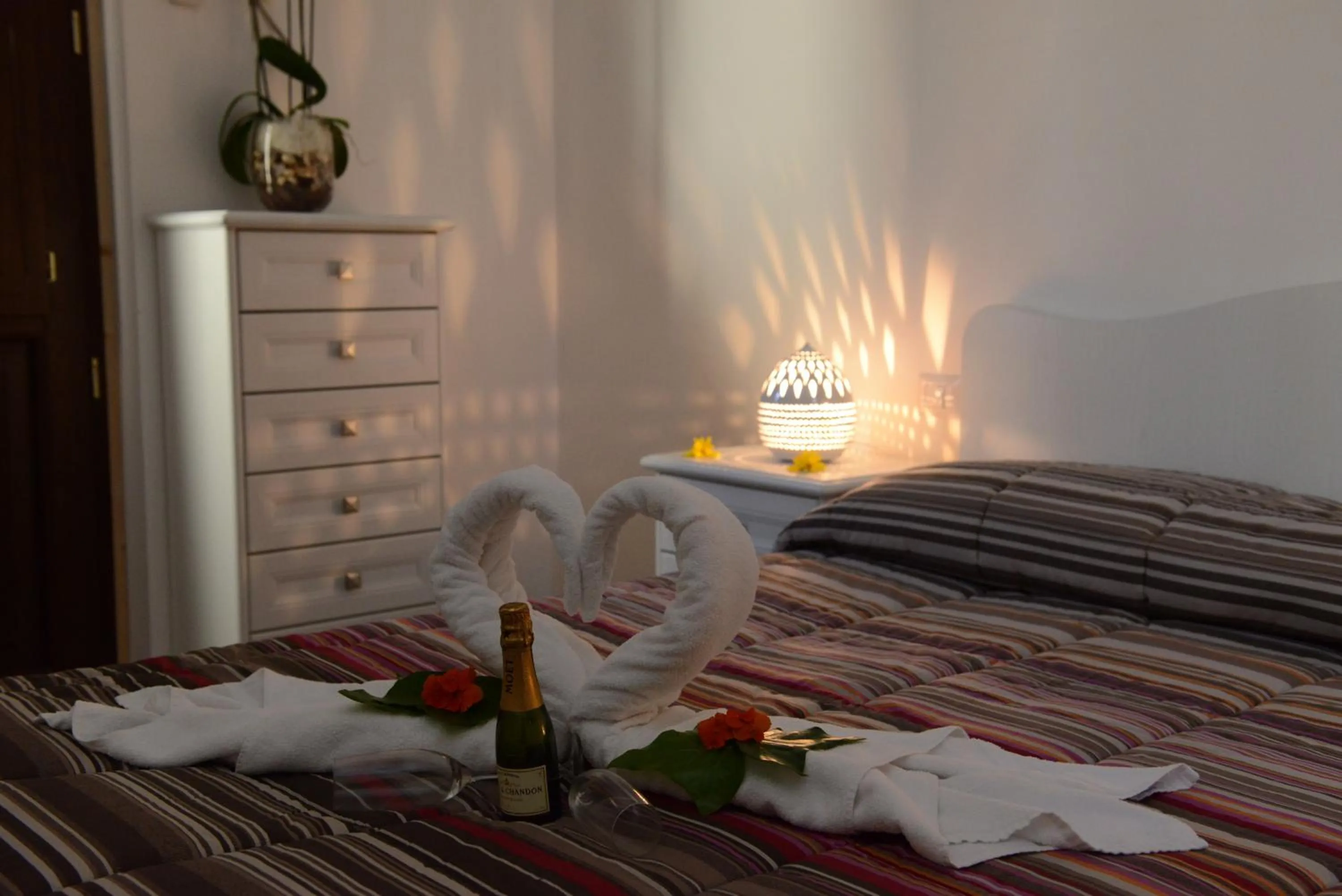 Photo of the whole room, Bed in Domus Antiqua Residence