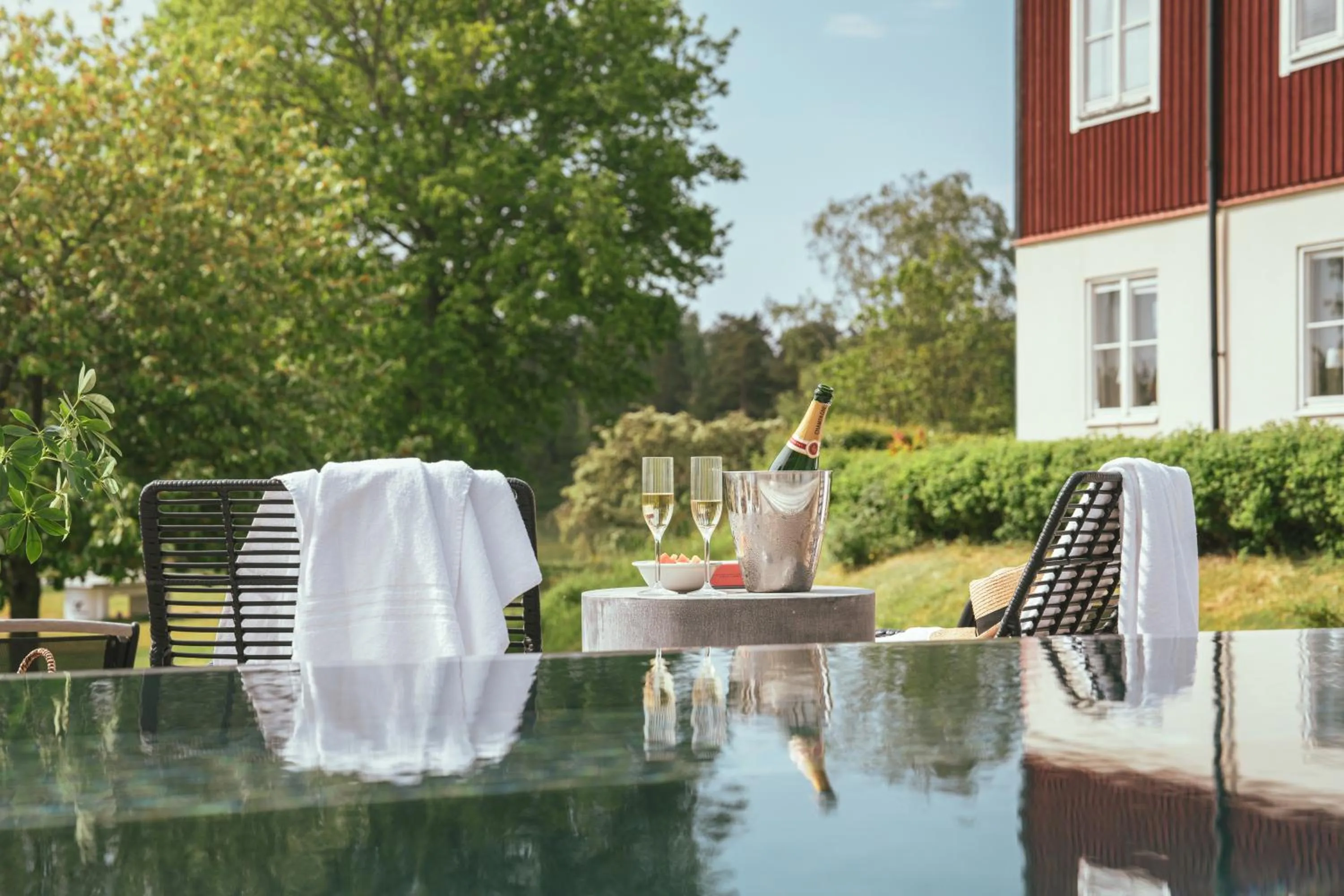 Pool view in Fågelbro Säteri
