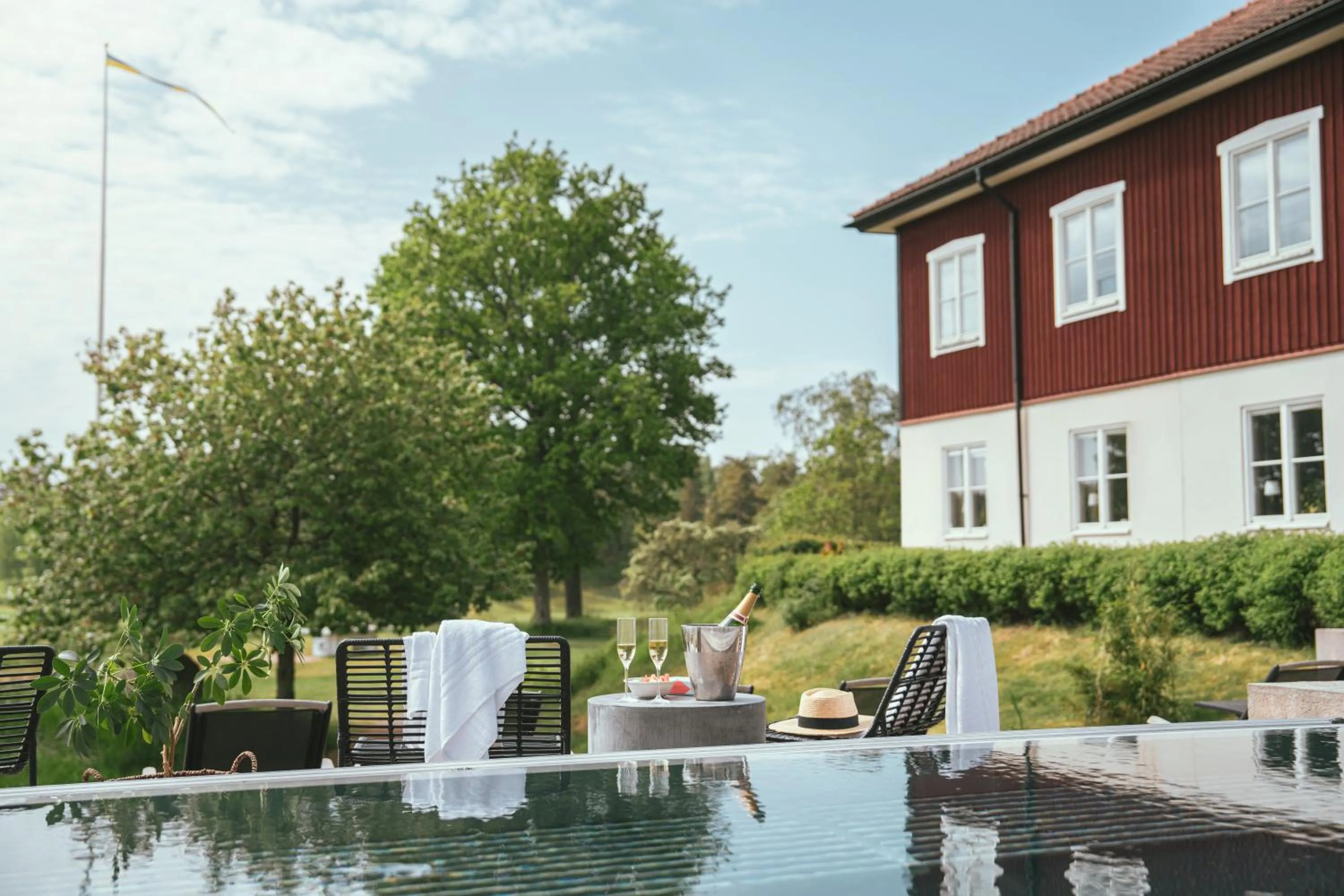 Pool view in Fågelbro Säteri