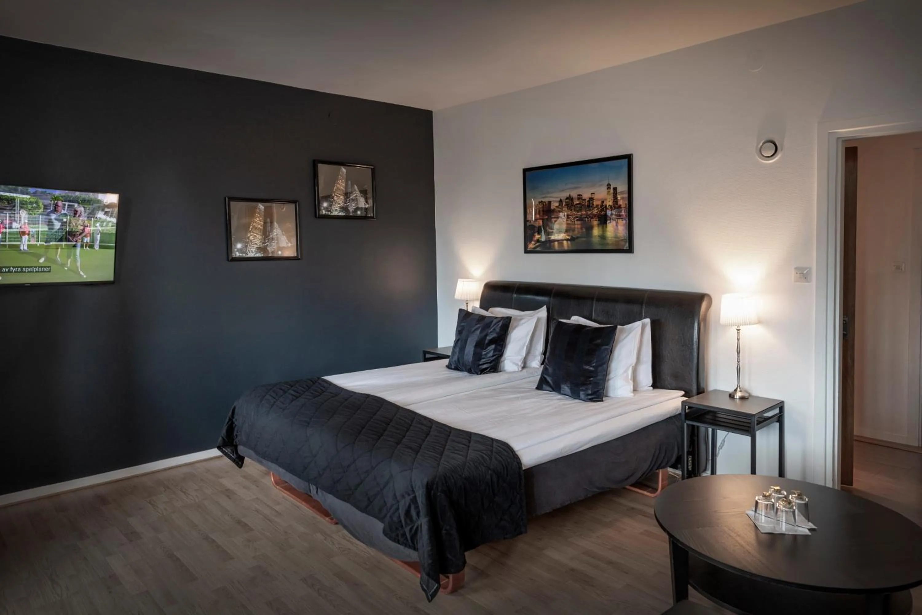 Photo of the whole room, Bed in Hotell Skövde