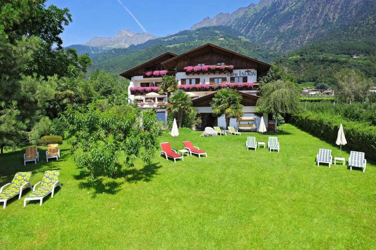 Facade/entrance in Hotel Laurin