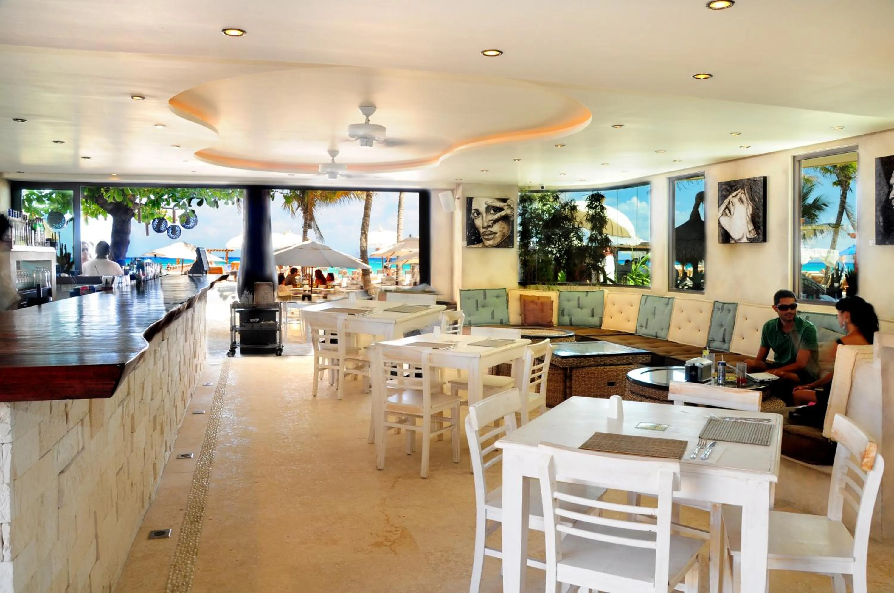 Restaurant/places to eat in Magia Beachside Condo