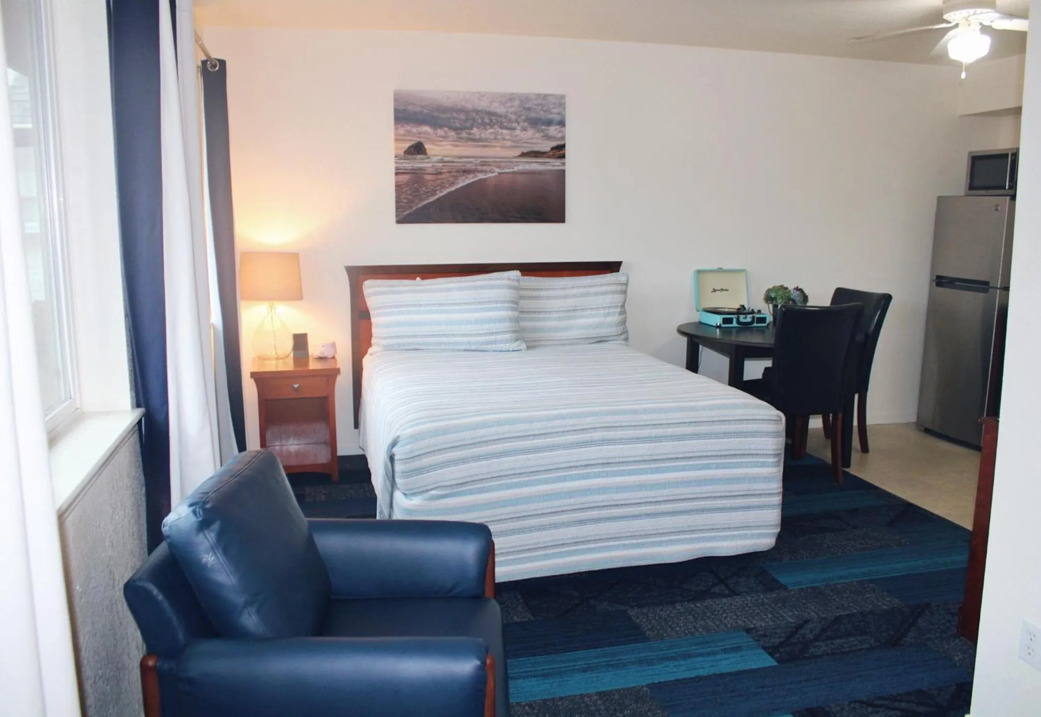 Bed in Surf & Sand Inn