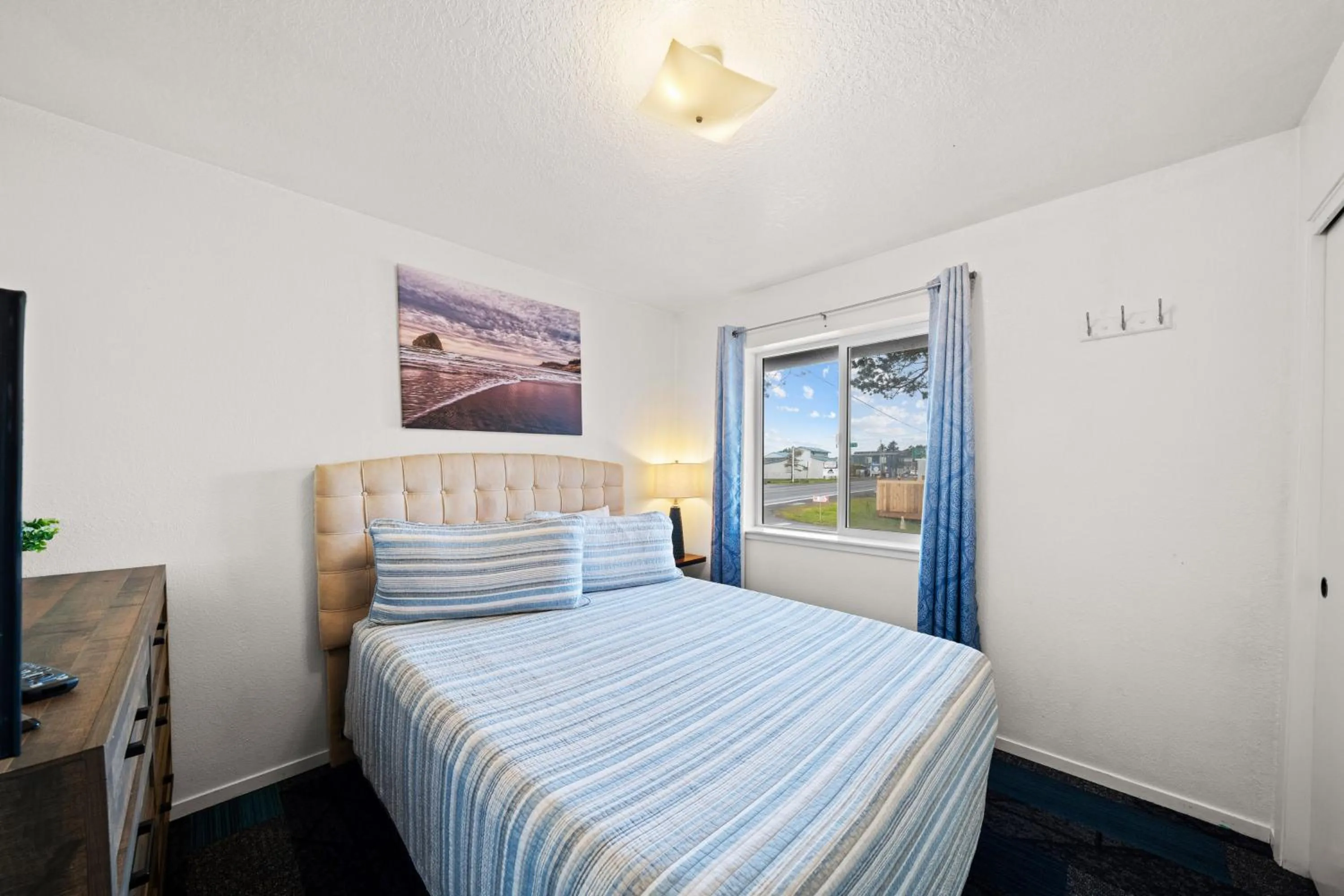 Bed in Surf & Sand Inn