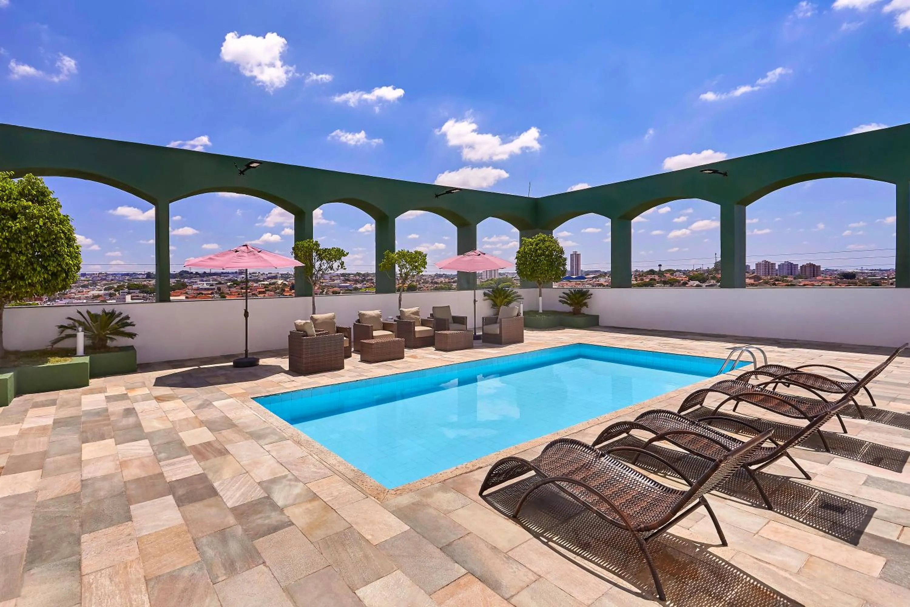 Swimming pool in Hotel Nacional Inn Limeira