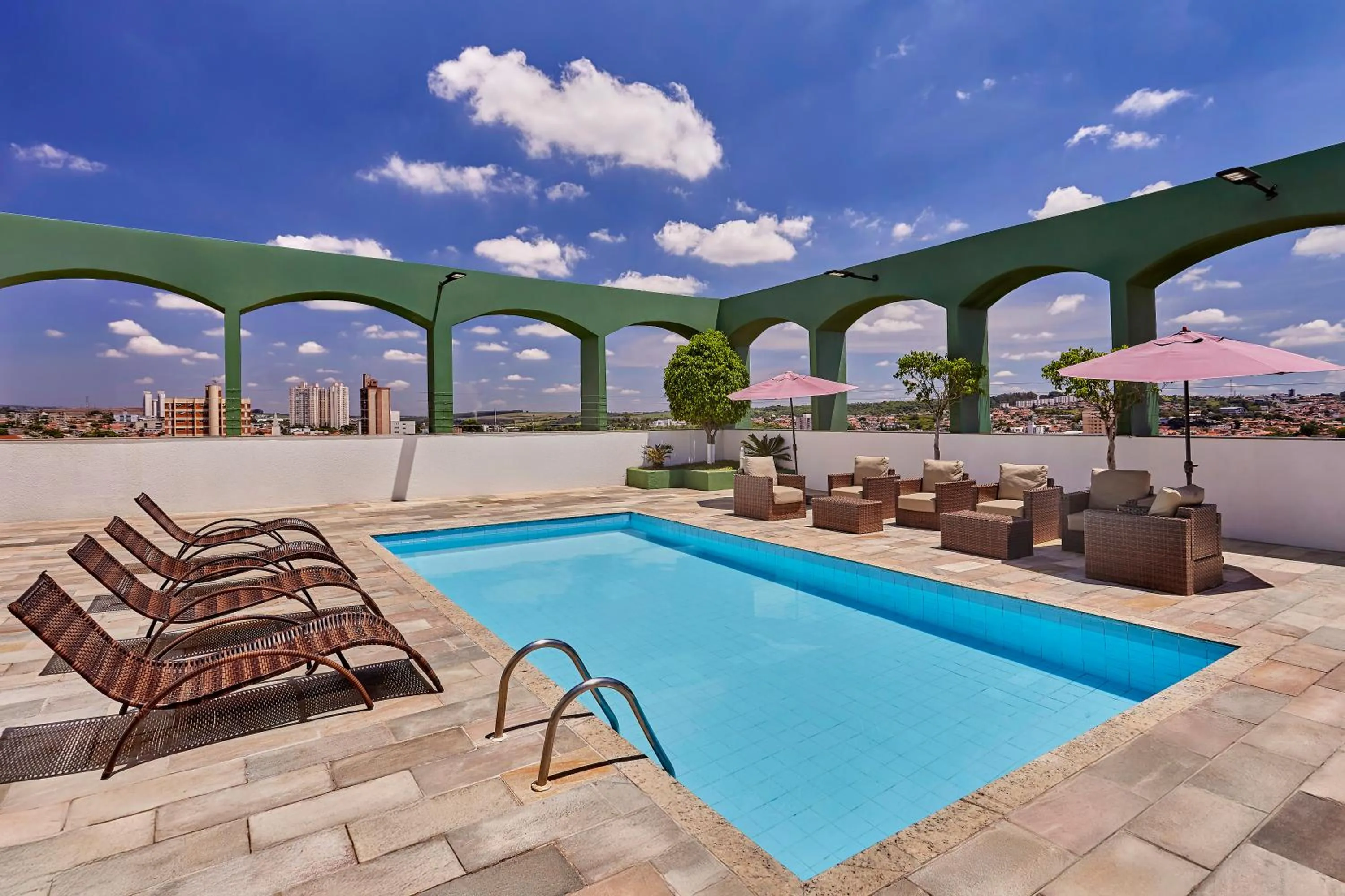 Swimming pool in Hotel Nacional Inn Limeira