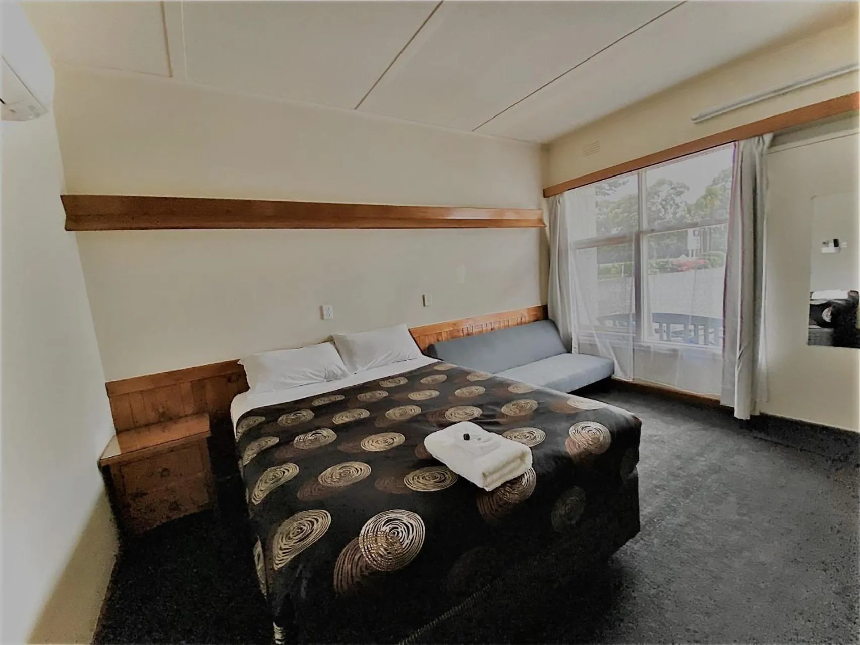 Bed in The Terang Motor Inn