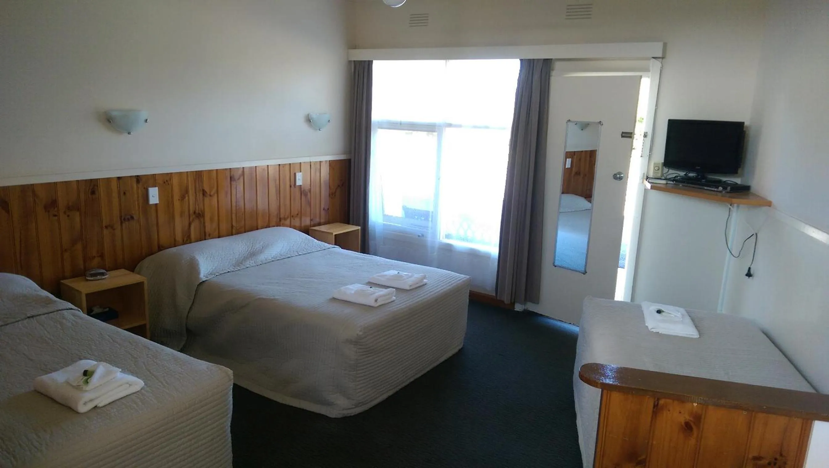 Bed in The Terang Motor Inn