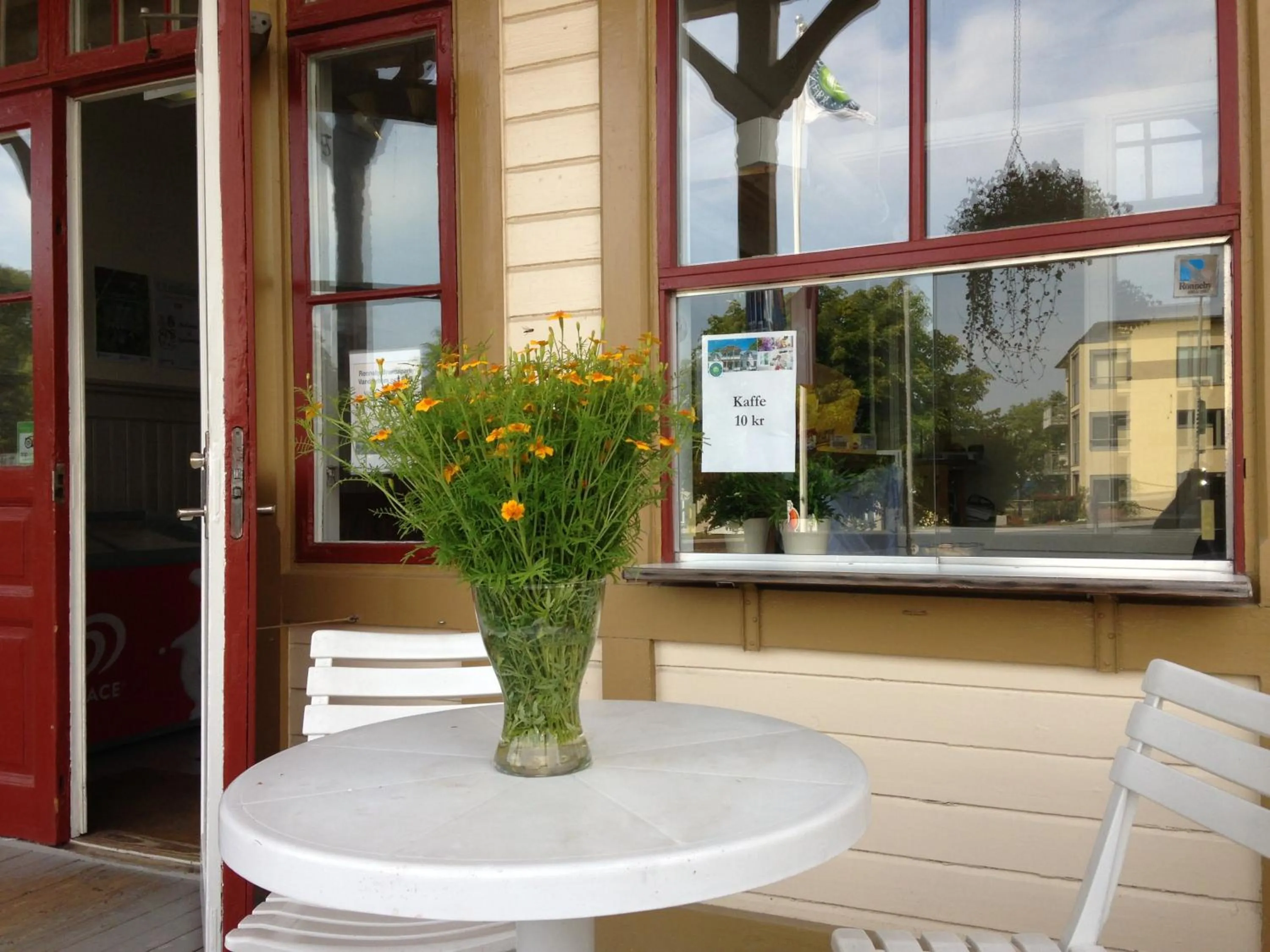 Facade/entrance in Ronneby Brunnspark Vandrarhem och B&B