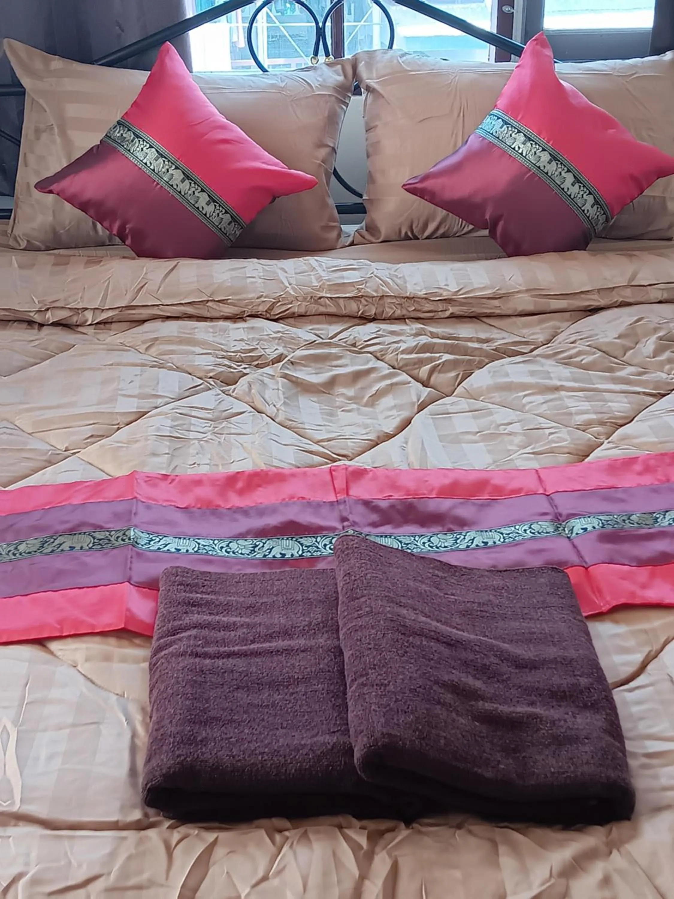 Bed in Hug Glur House Tour and Hostel