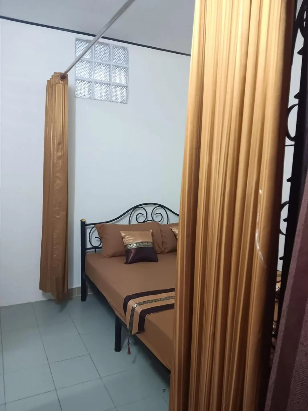 Bed in Hug Glur House Tour and Hostel