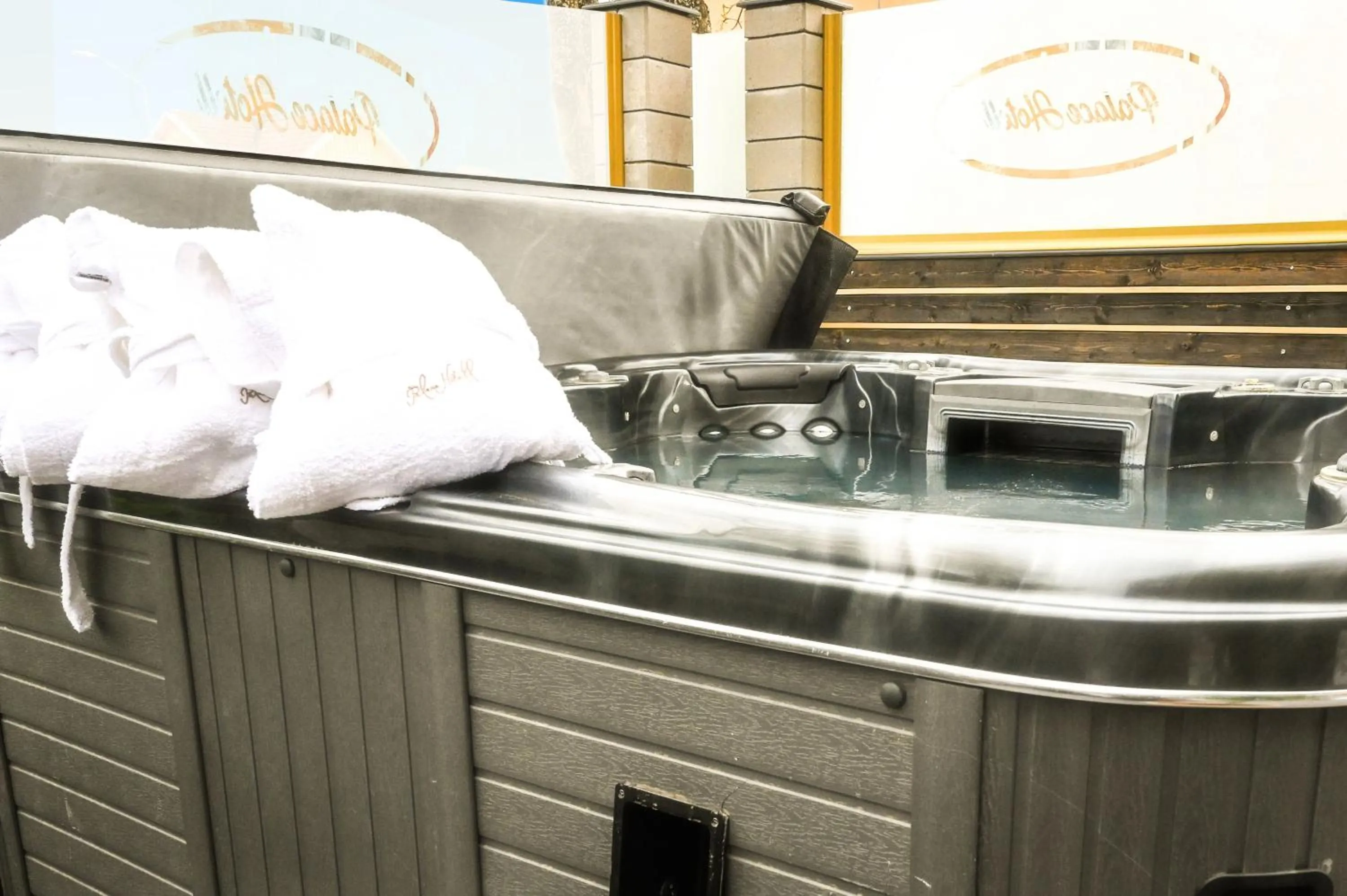 Hot Tub in Palace Hotell