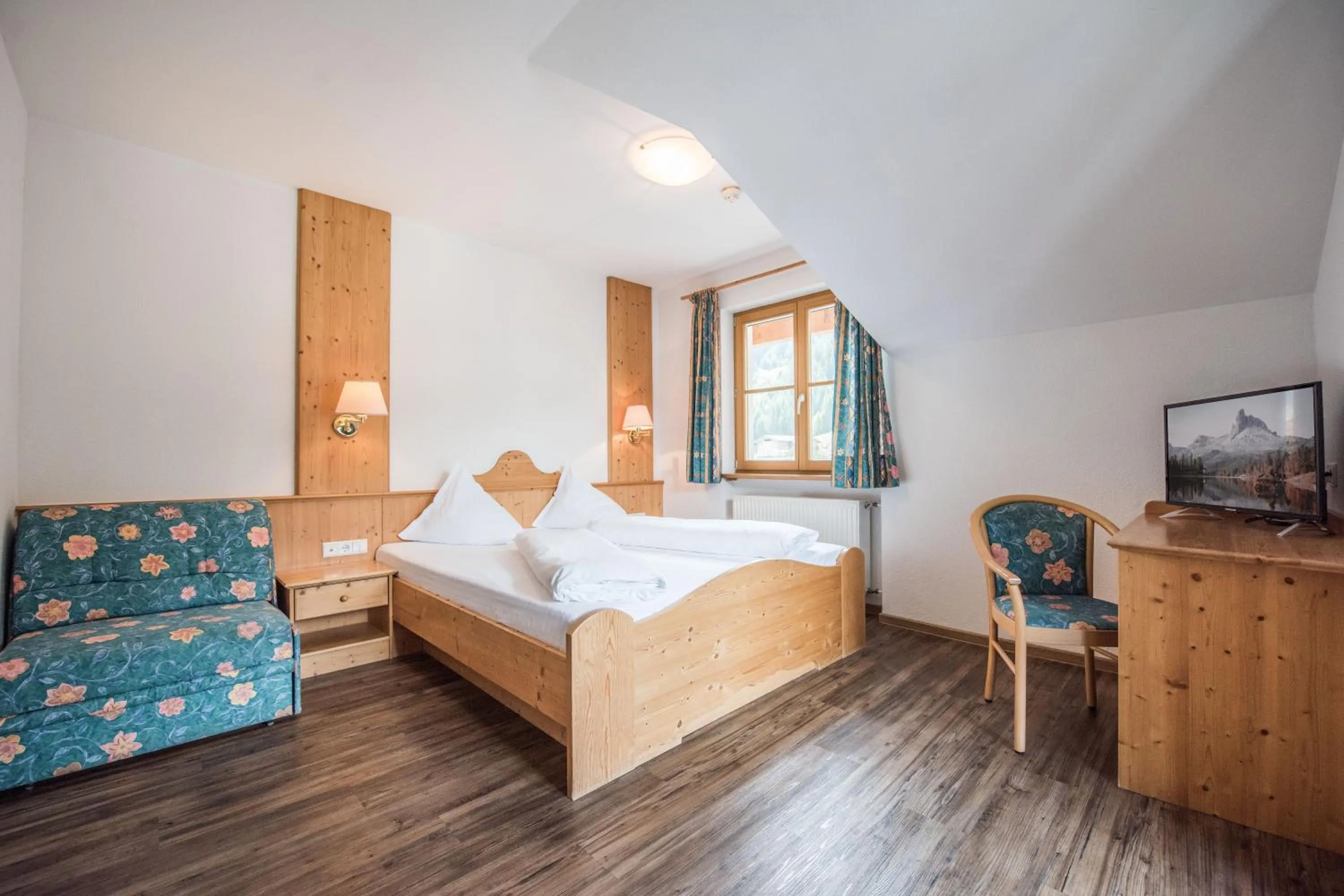 TV and multimedia, Bed in Hotel Rosenheim