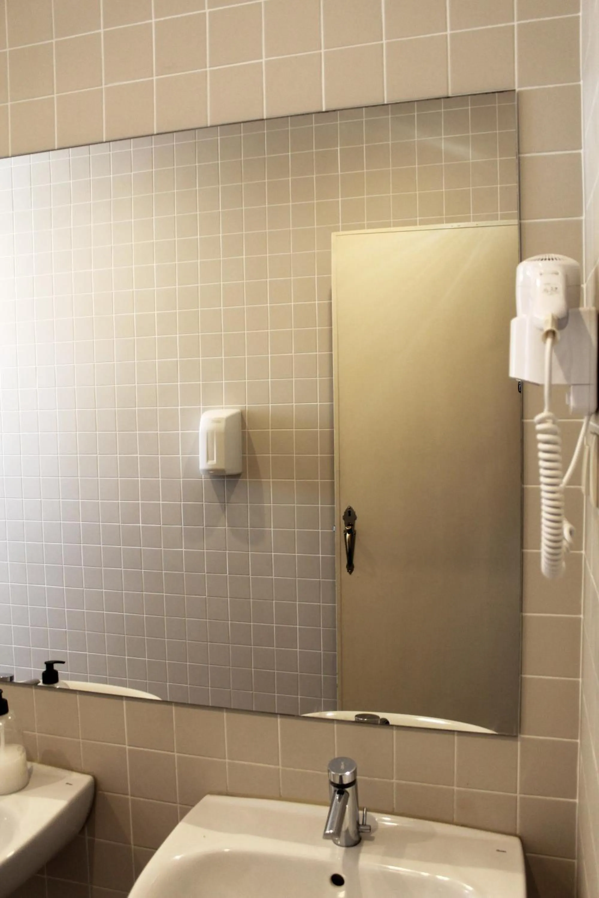 Bathroom in Sant Jordi Hostels Lisbon