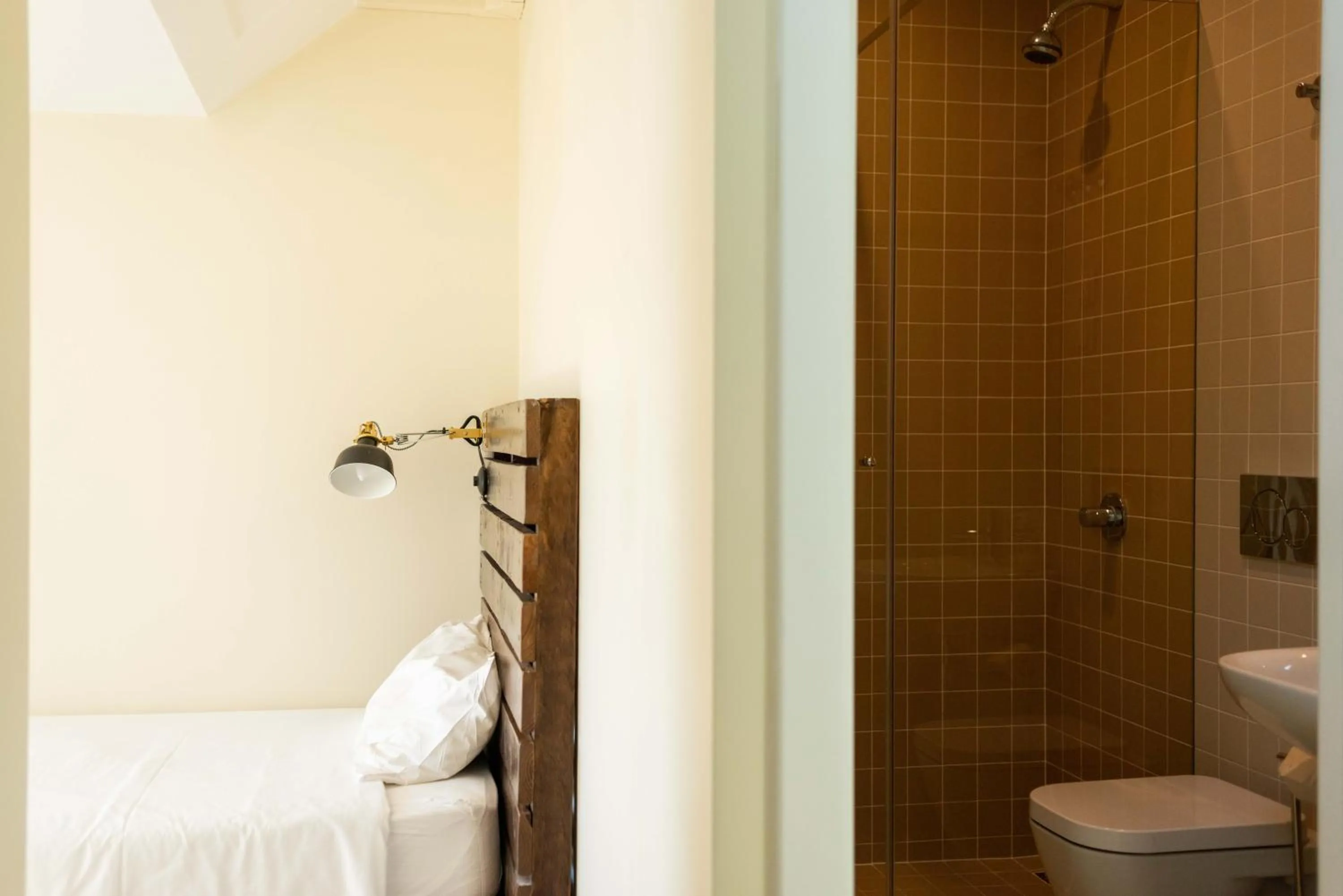 Toilet, Bed in Sant Jordi Hostels Lisbon