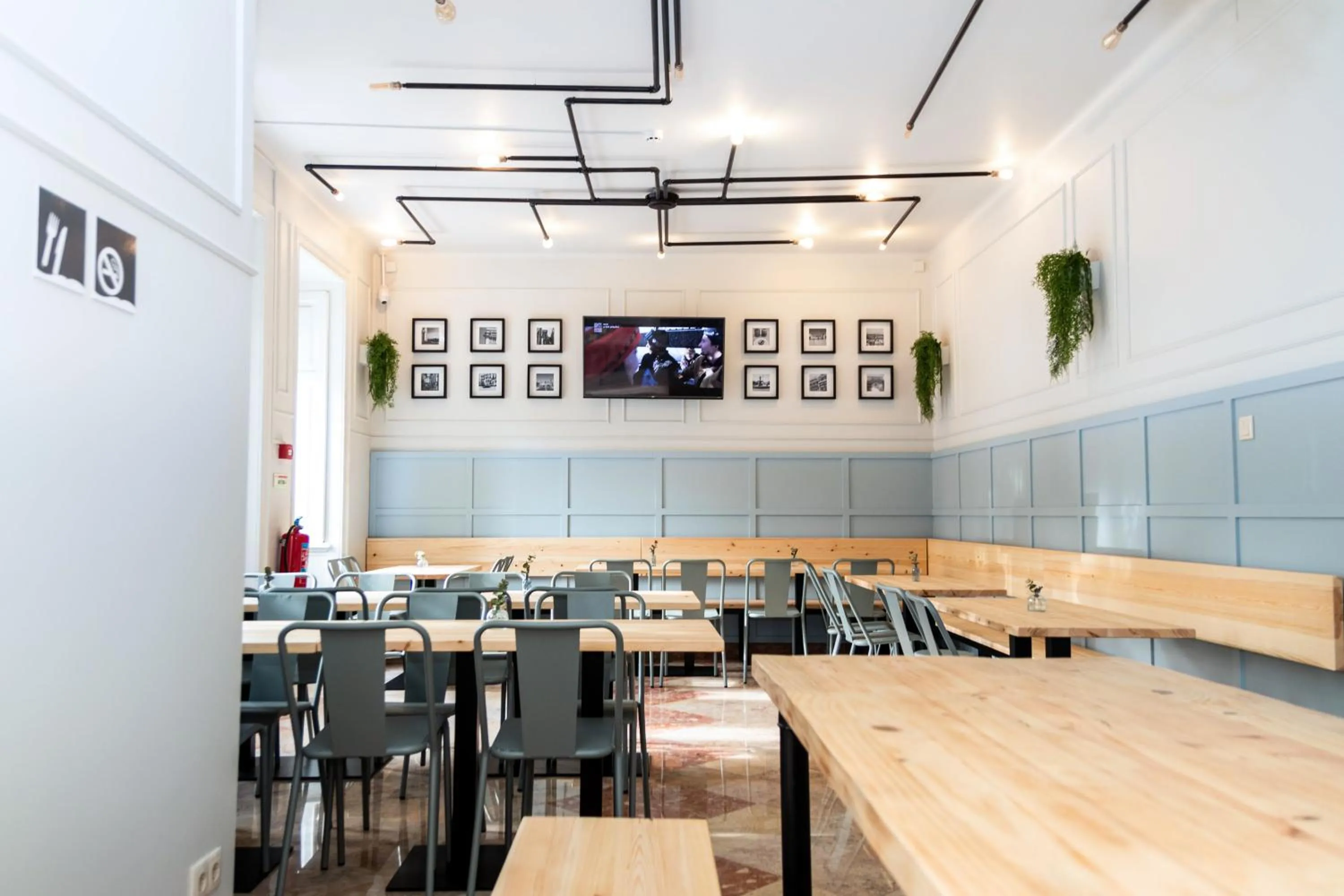 Communal lounge/ TV room in Sant Jordi Hostels Lisbon