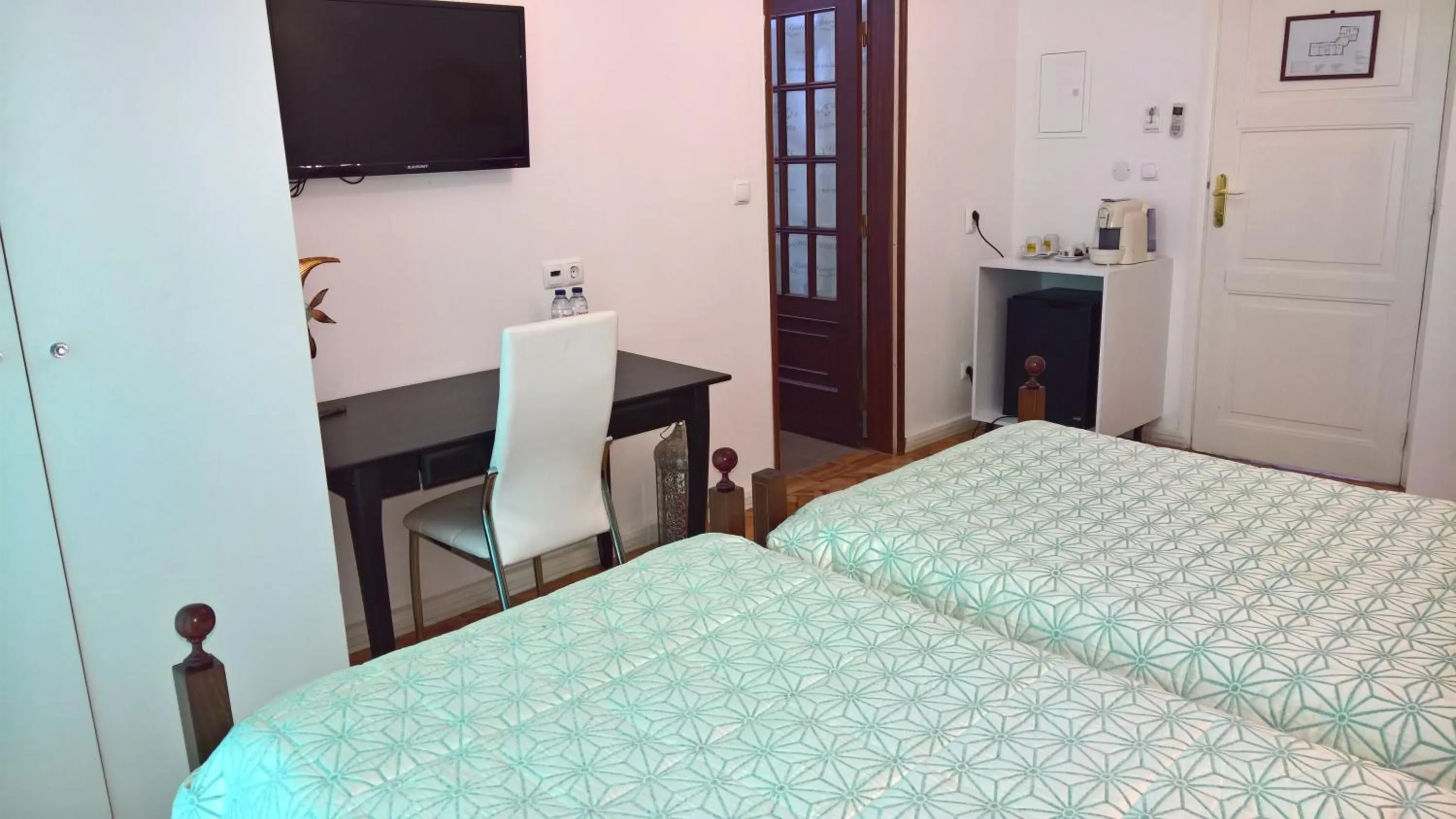 Coffee/tea facilities, Bed in Estalagem da Liberdade