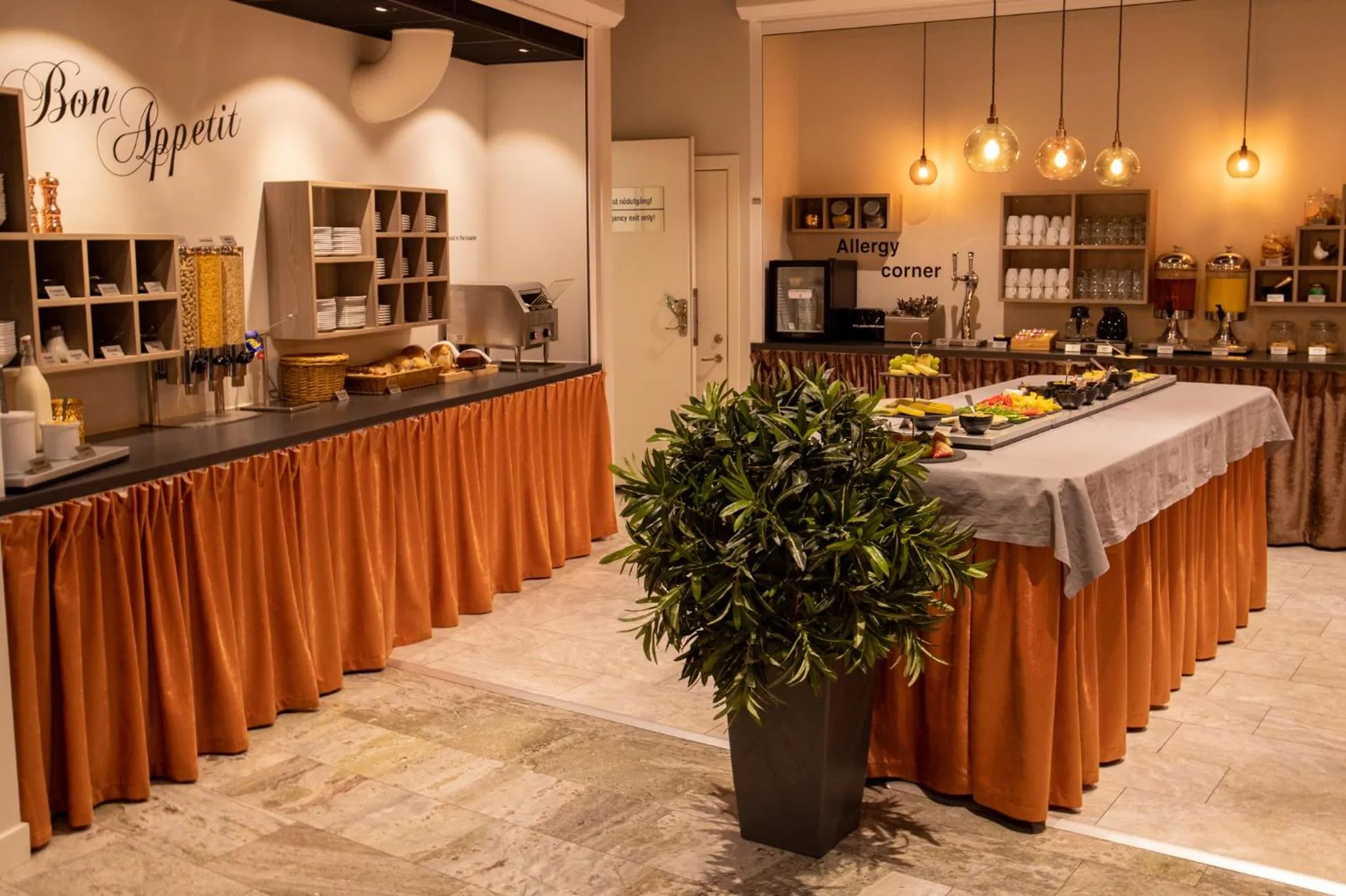 Food in Dream - Luxury Hostel