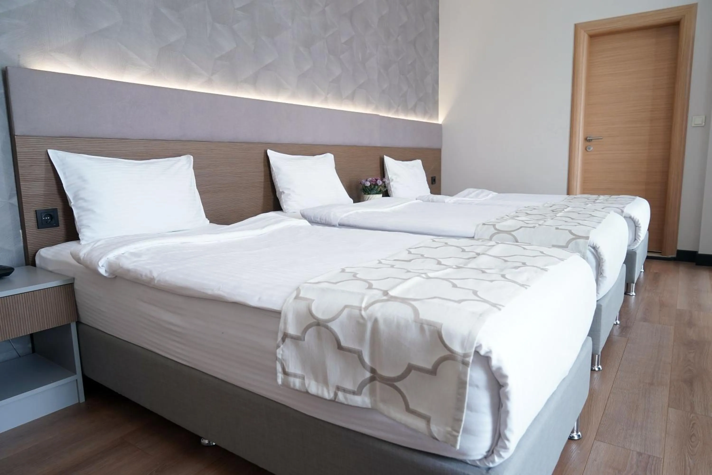 Photo of the whole room, Bed in Niconya Port Suite&Hotel