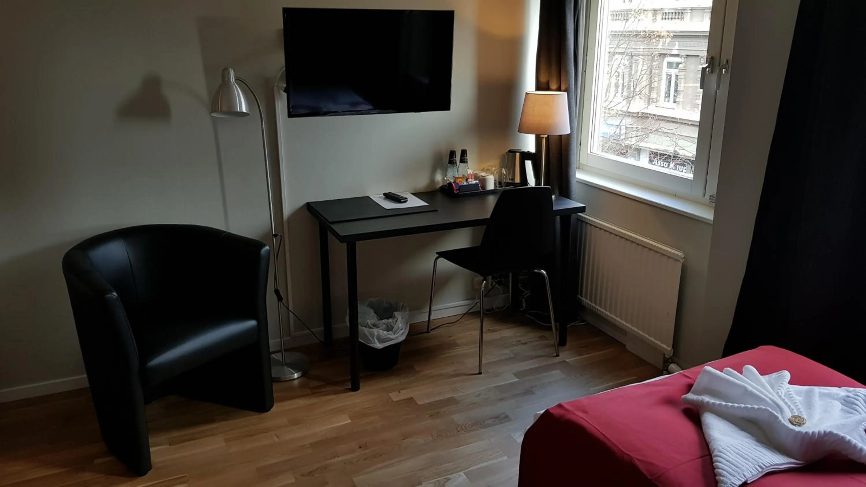 Photo of the whole room, Bed in City Hotel