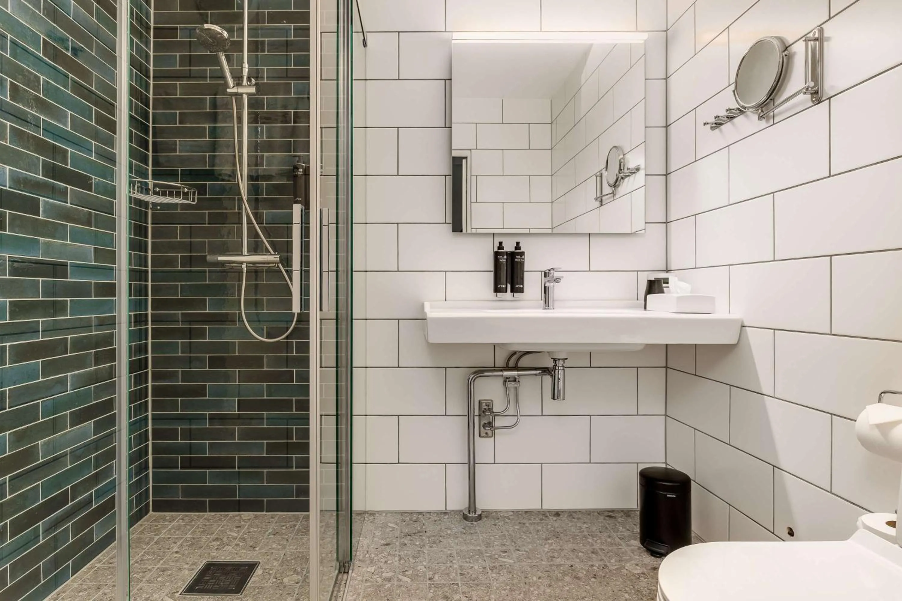 Shower in Best Western Plus Grand Hotel Elektra