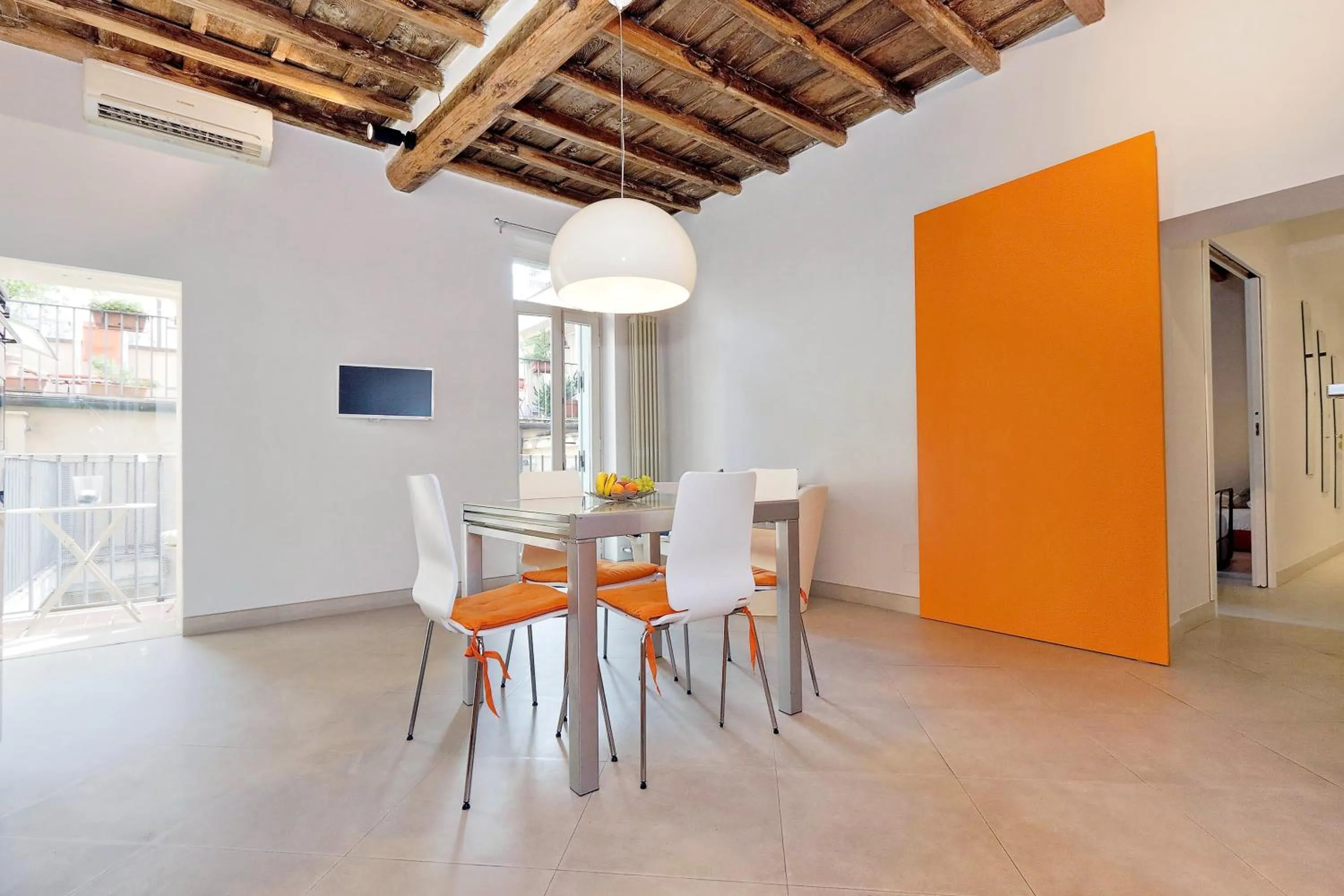 Dining area in Reginella