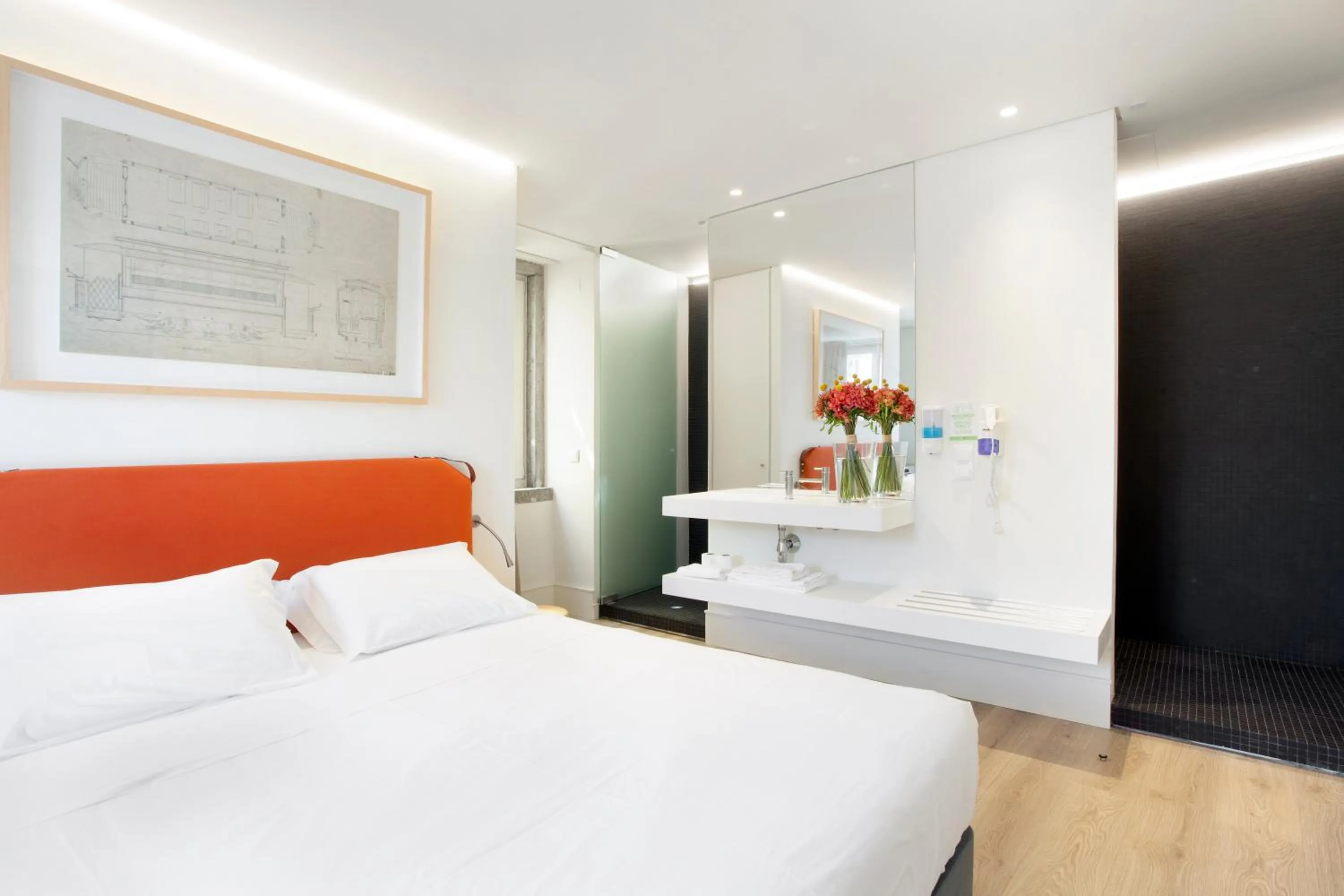 Bathroom, Bed in Ascensor da Bica - Lisbon Serviced Apartments