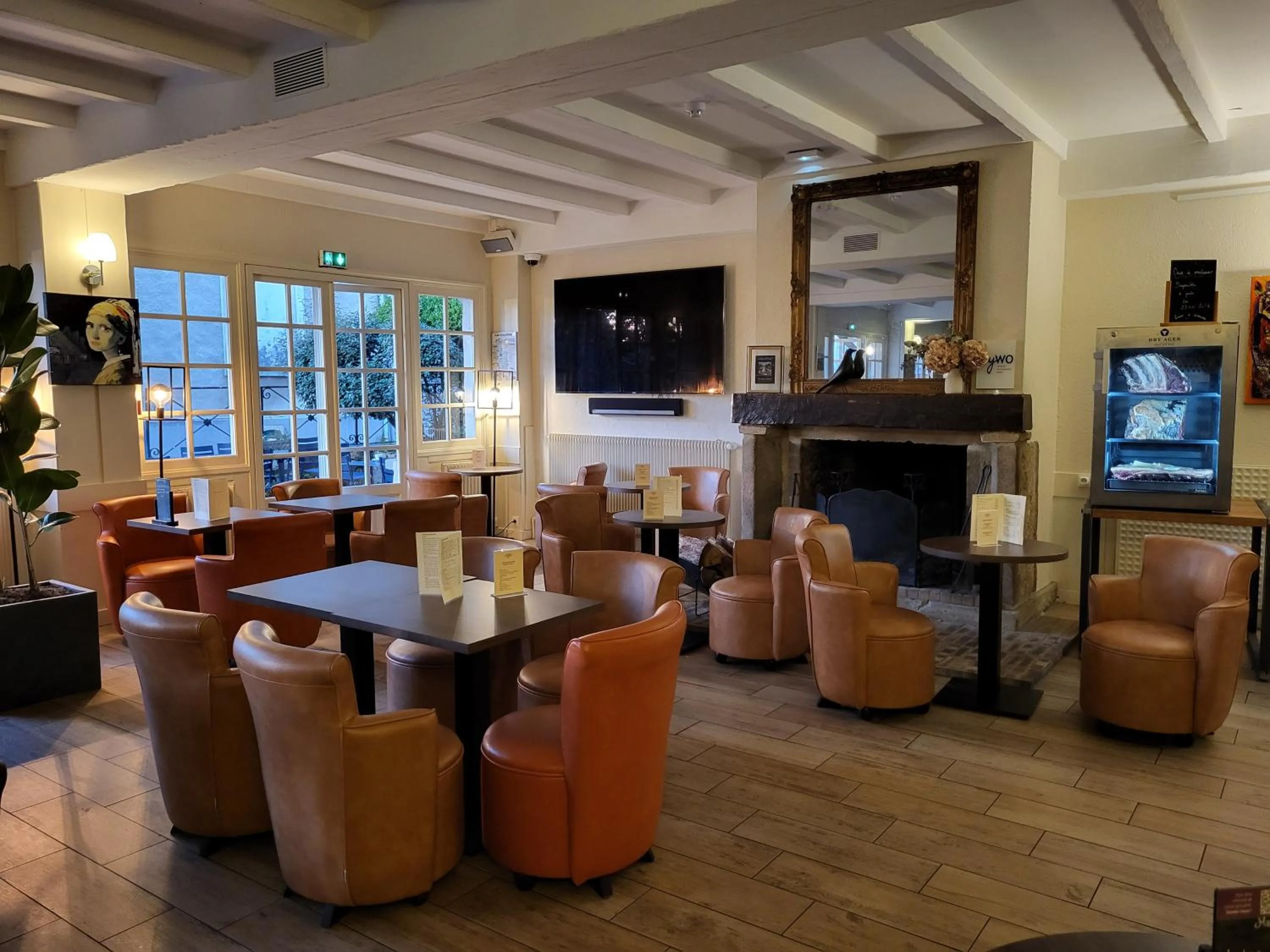 Lounge or bar in Best Western Blanche de Castille Dourdan