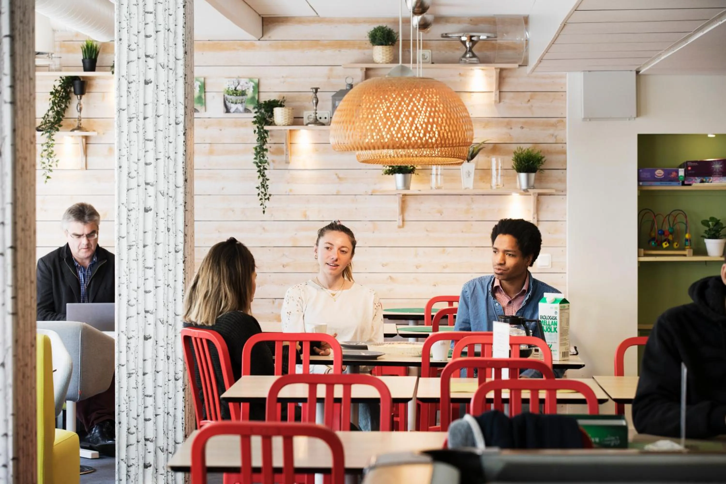Seating area in Slottsskogens Hostel