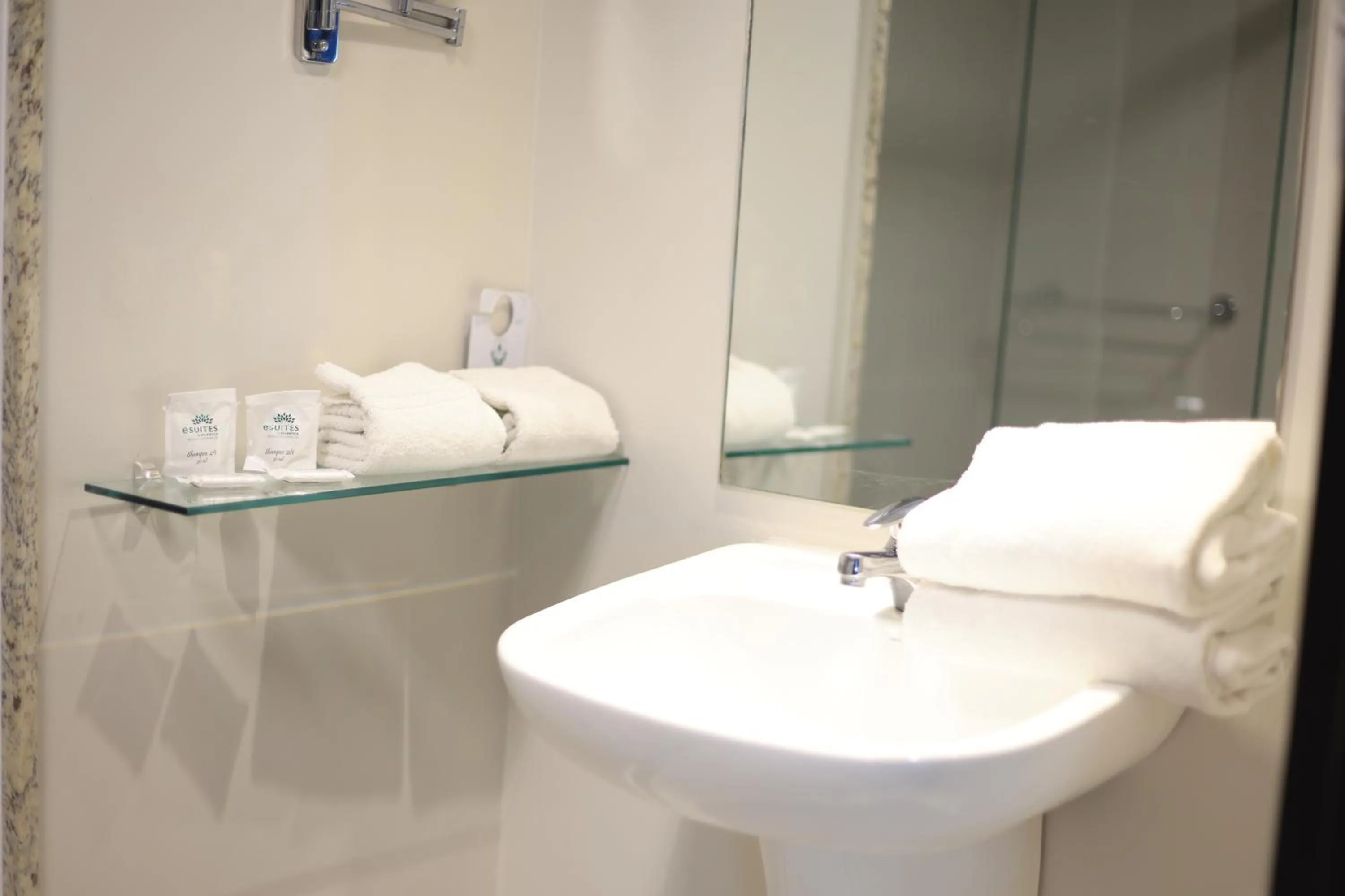 Bathroom in eSuites Hotel Recreio Shopping