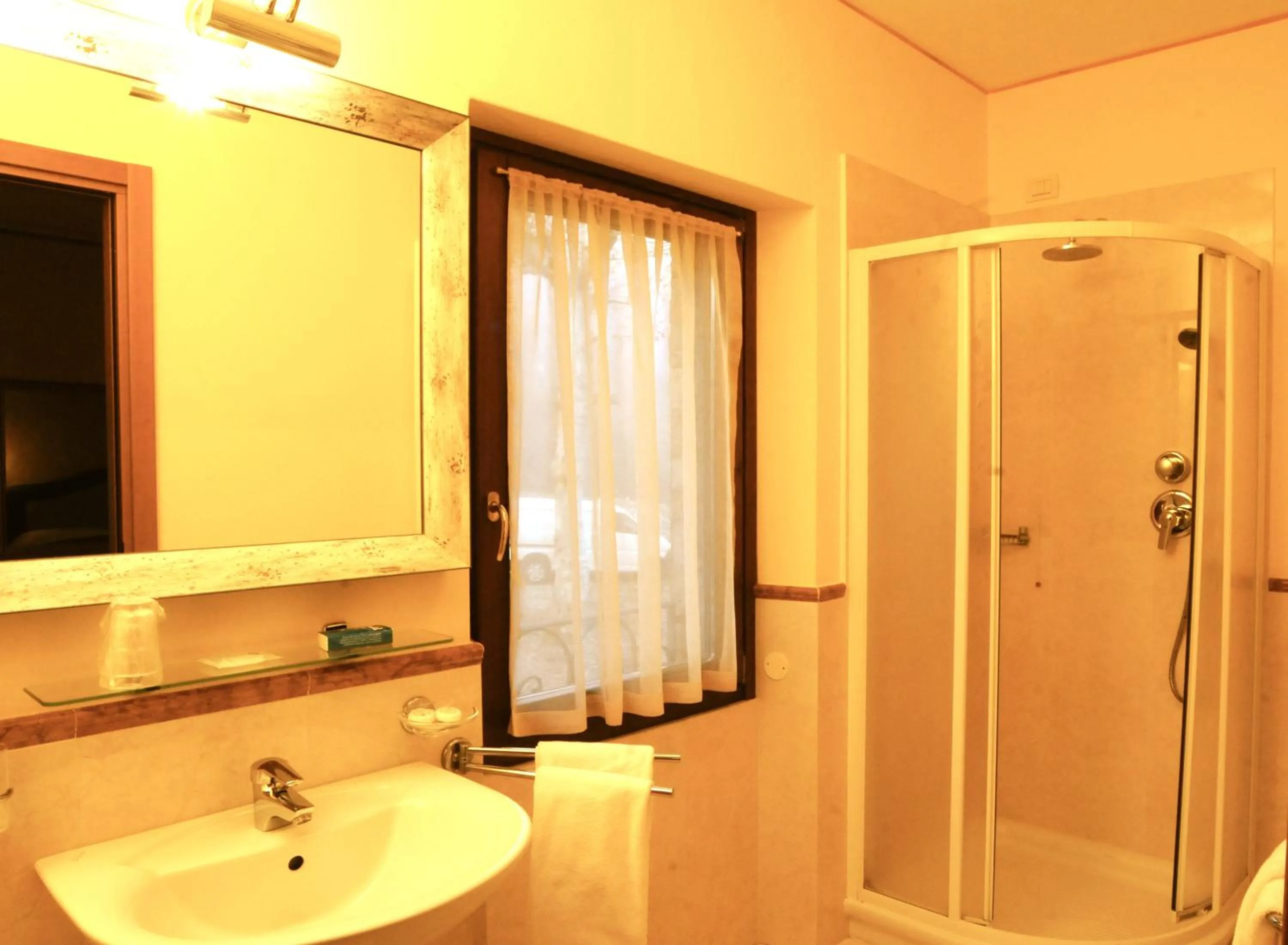 Bathroom in La Griglia Hotel